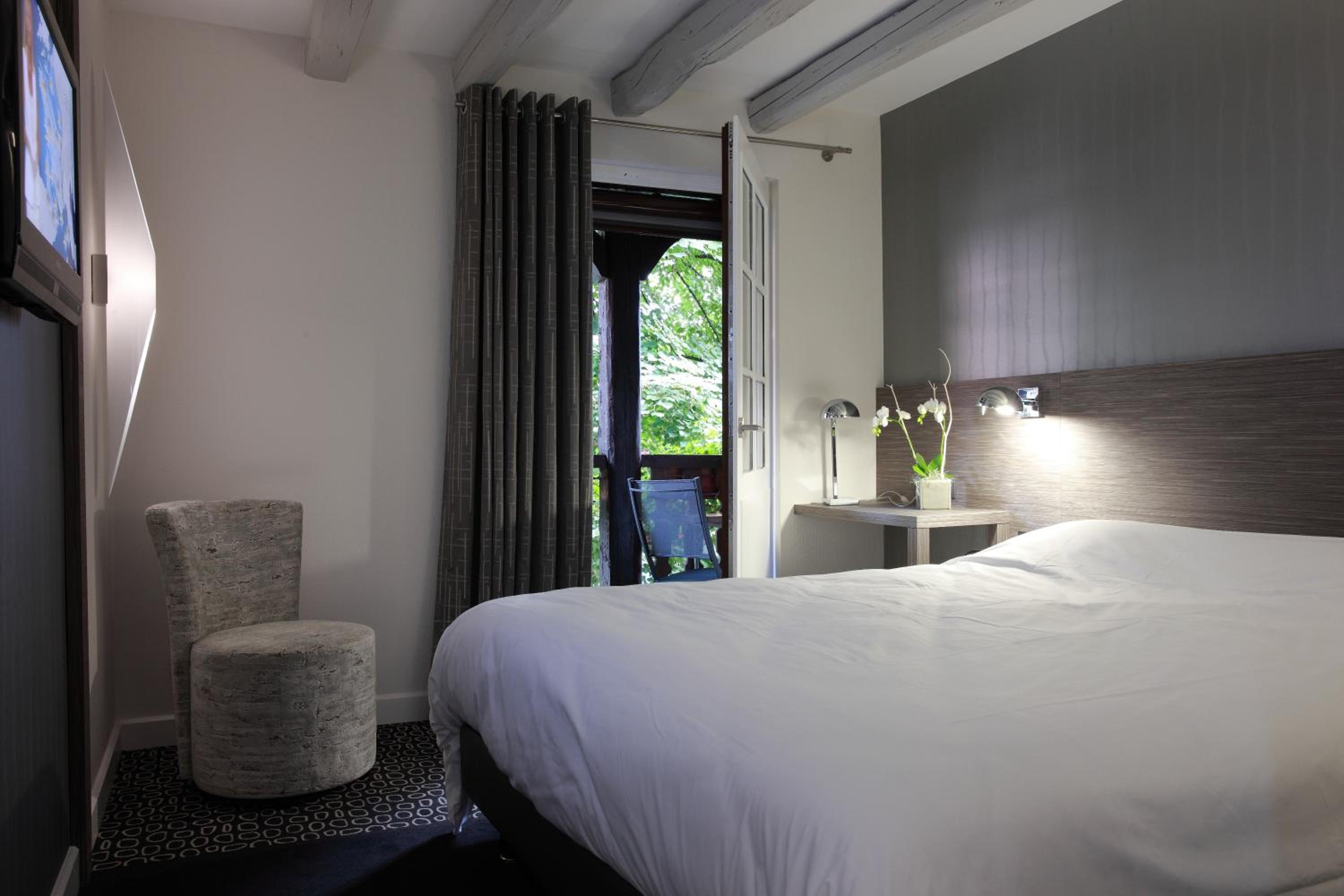 Superior Contemporay Room photo 1