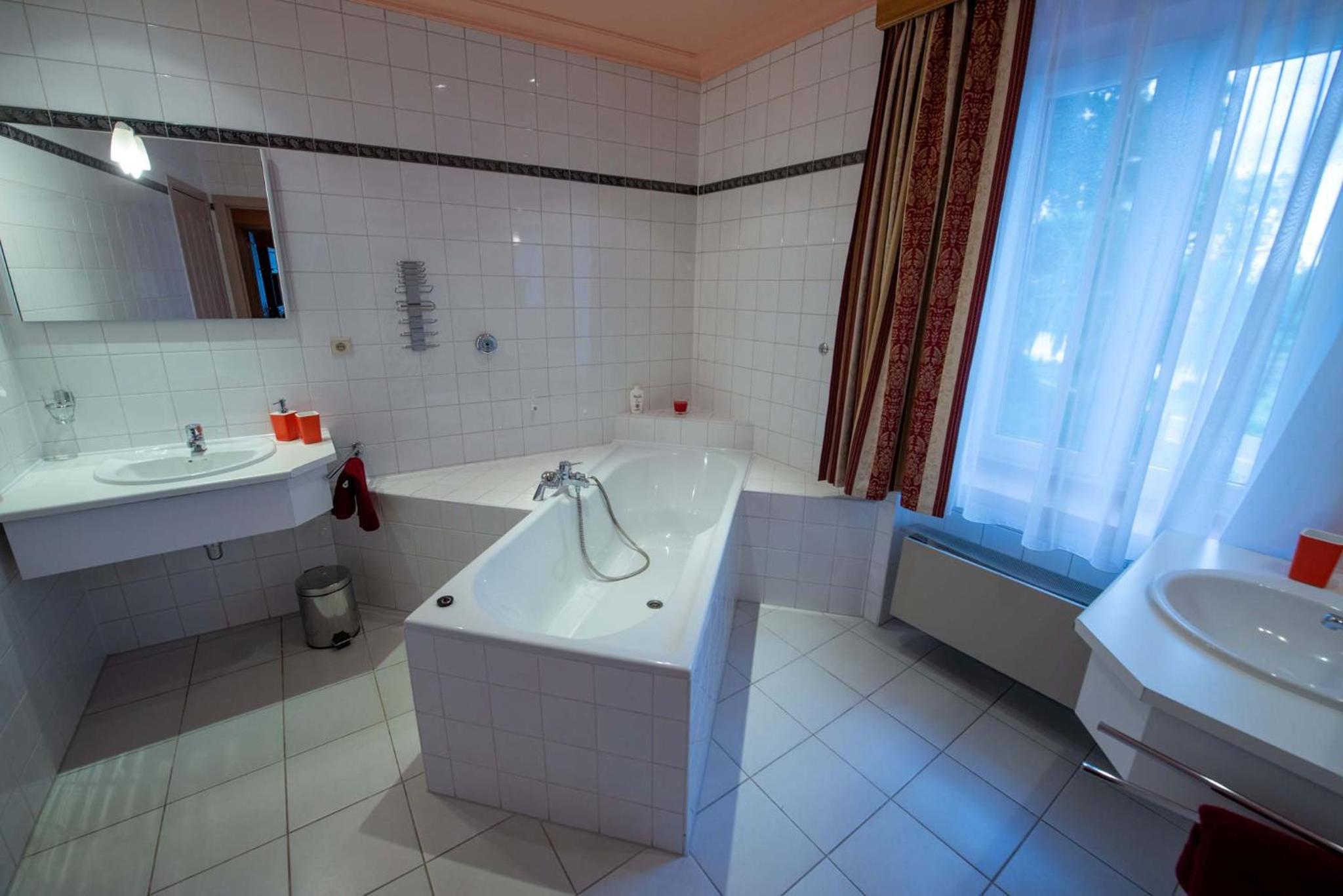 Deluxe Double Room with Bath - Photo 10