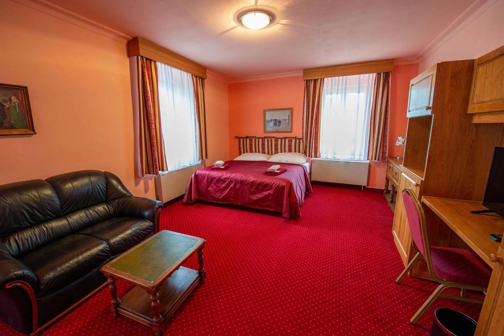 Deluxe Double Room with Bath - Photo 4