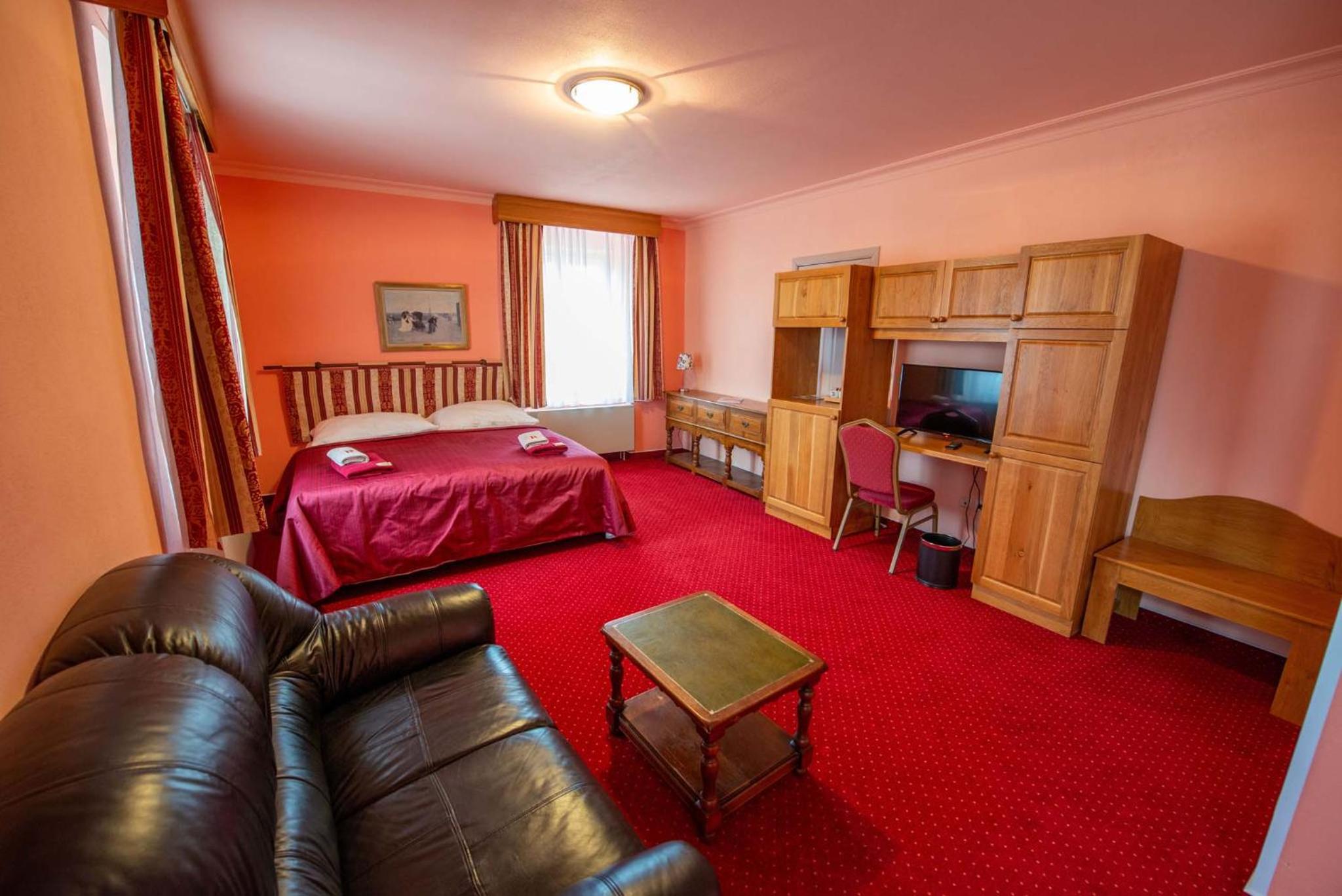 Deluxe Double Room with Bath - Photo 3