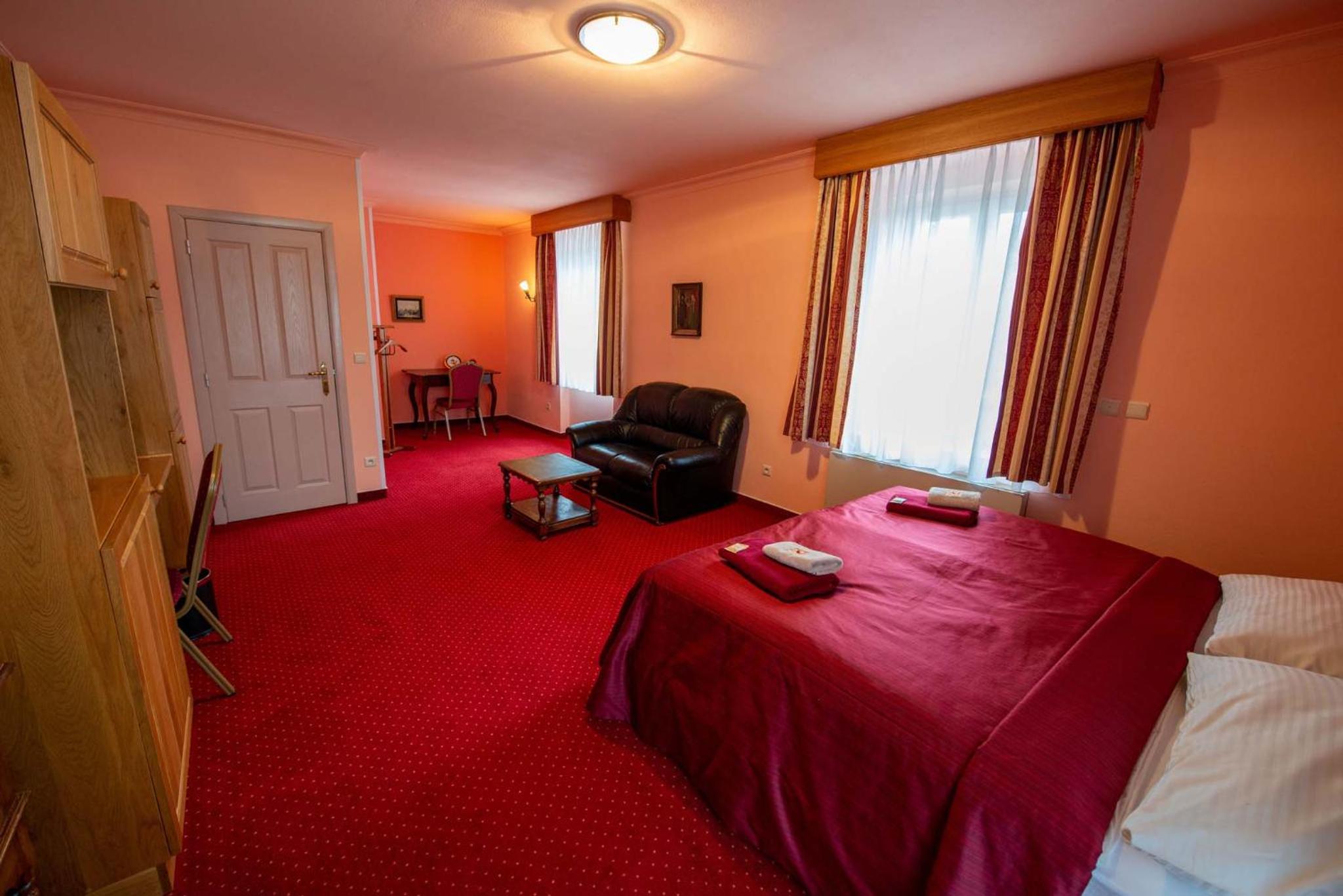 Deluxe Double Room with Bath - Photo 7