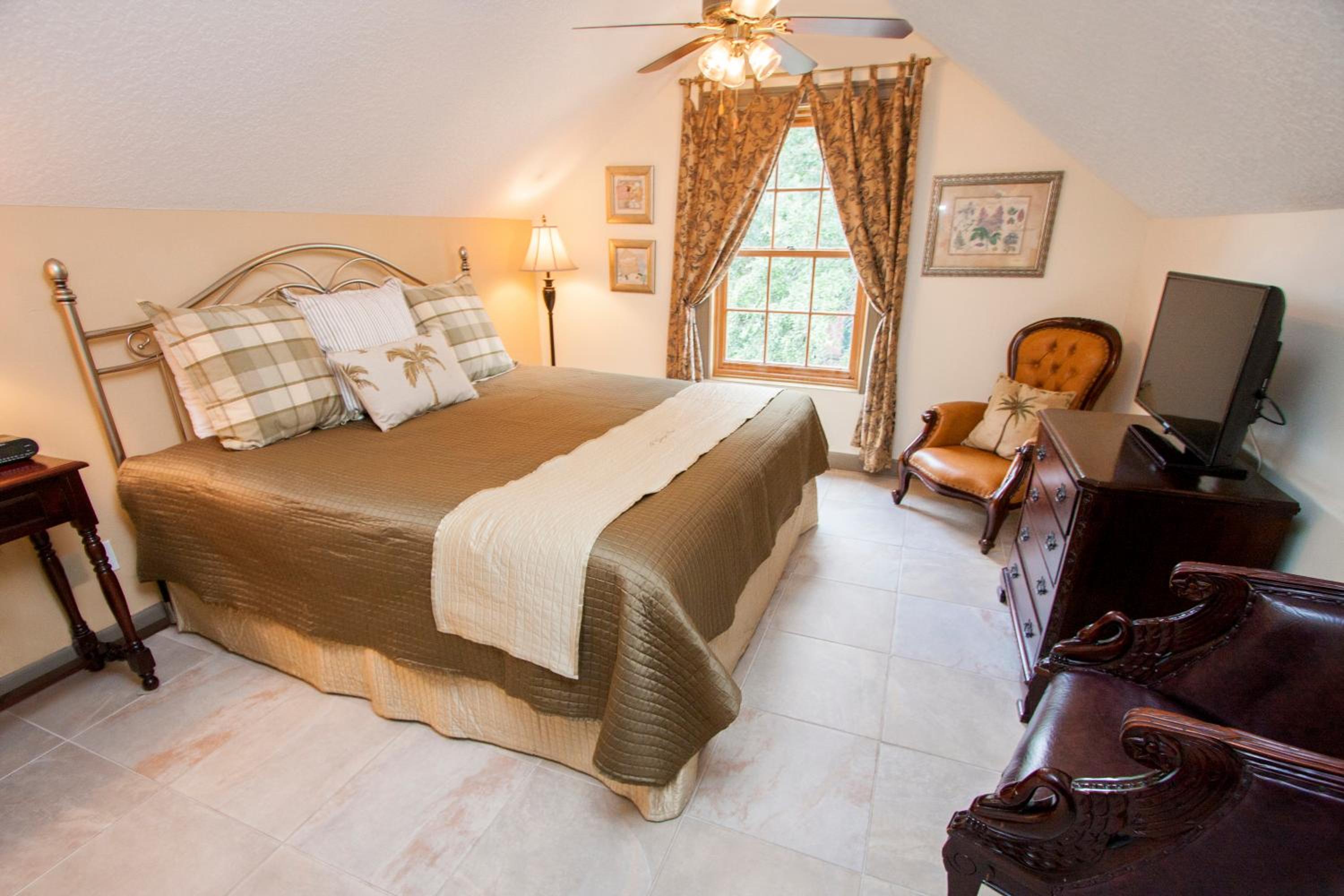 Standard King Room - Photo 3