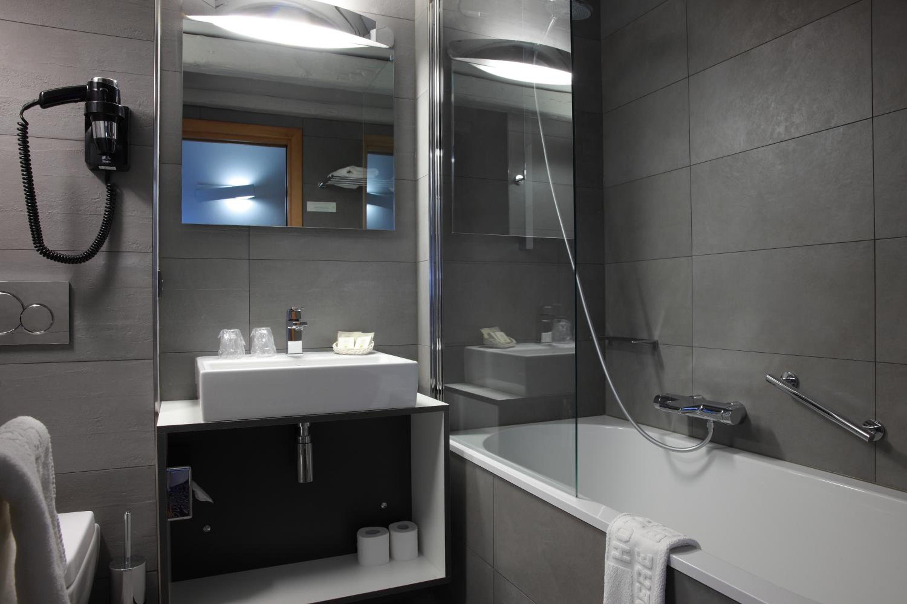 Superior Contemporay Room photo 2