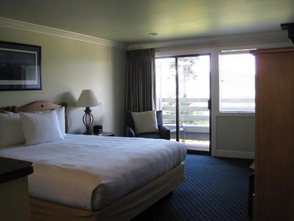 King Room with Fireplace - Photo 1