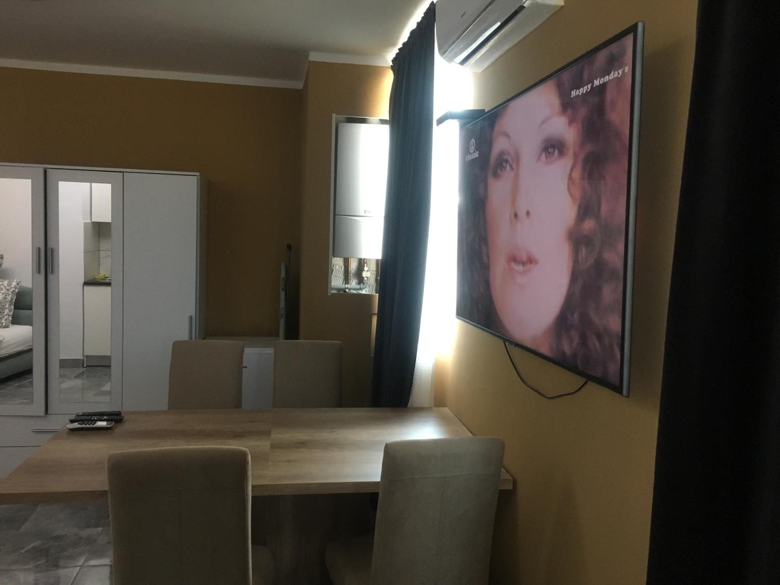 One-Bedroom Apartment - Photo 3