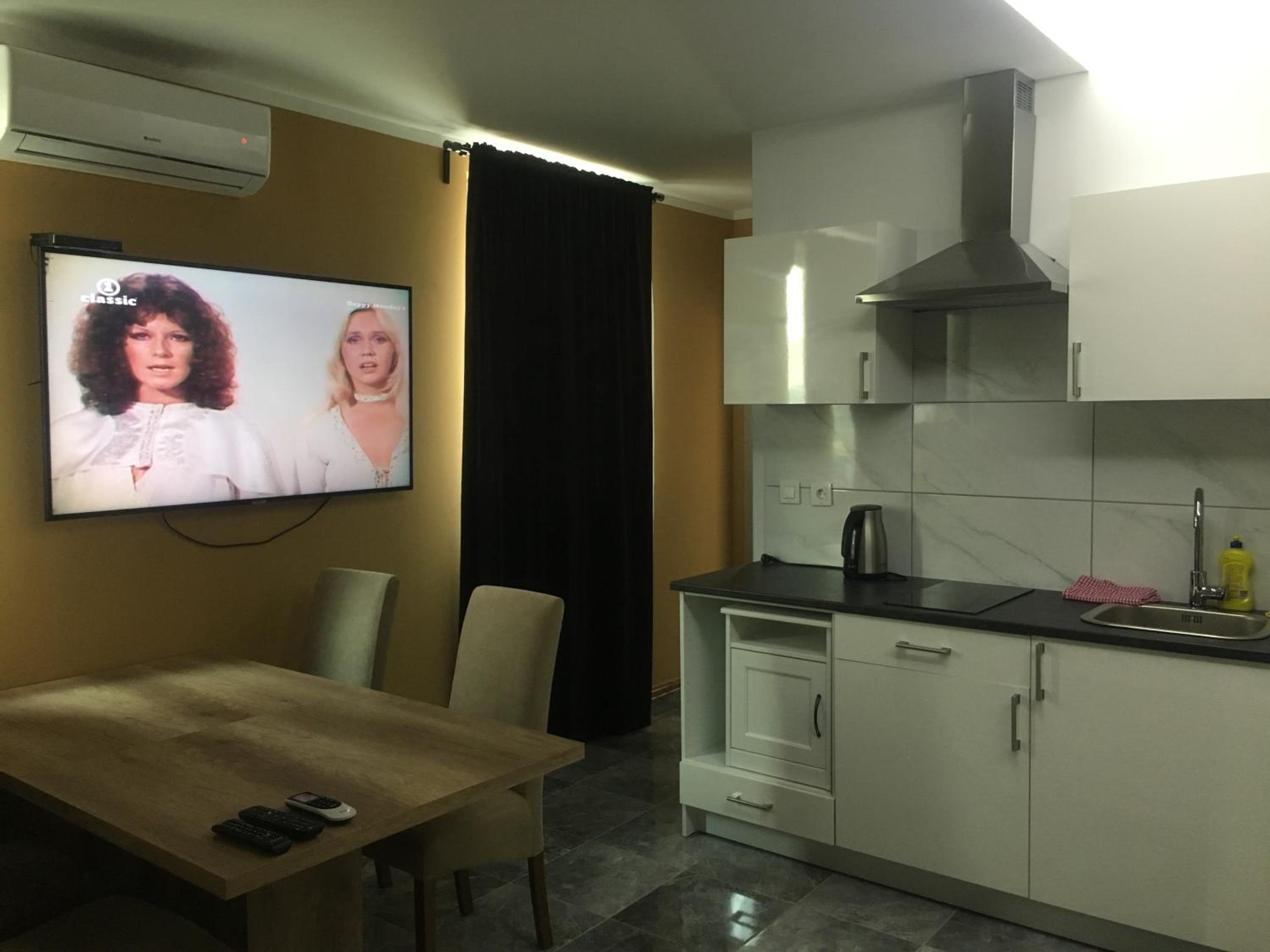 One-Bedroom Apartment - Photo 2