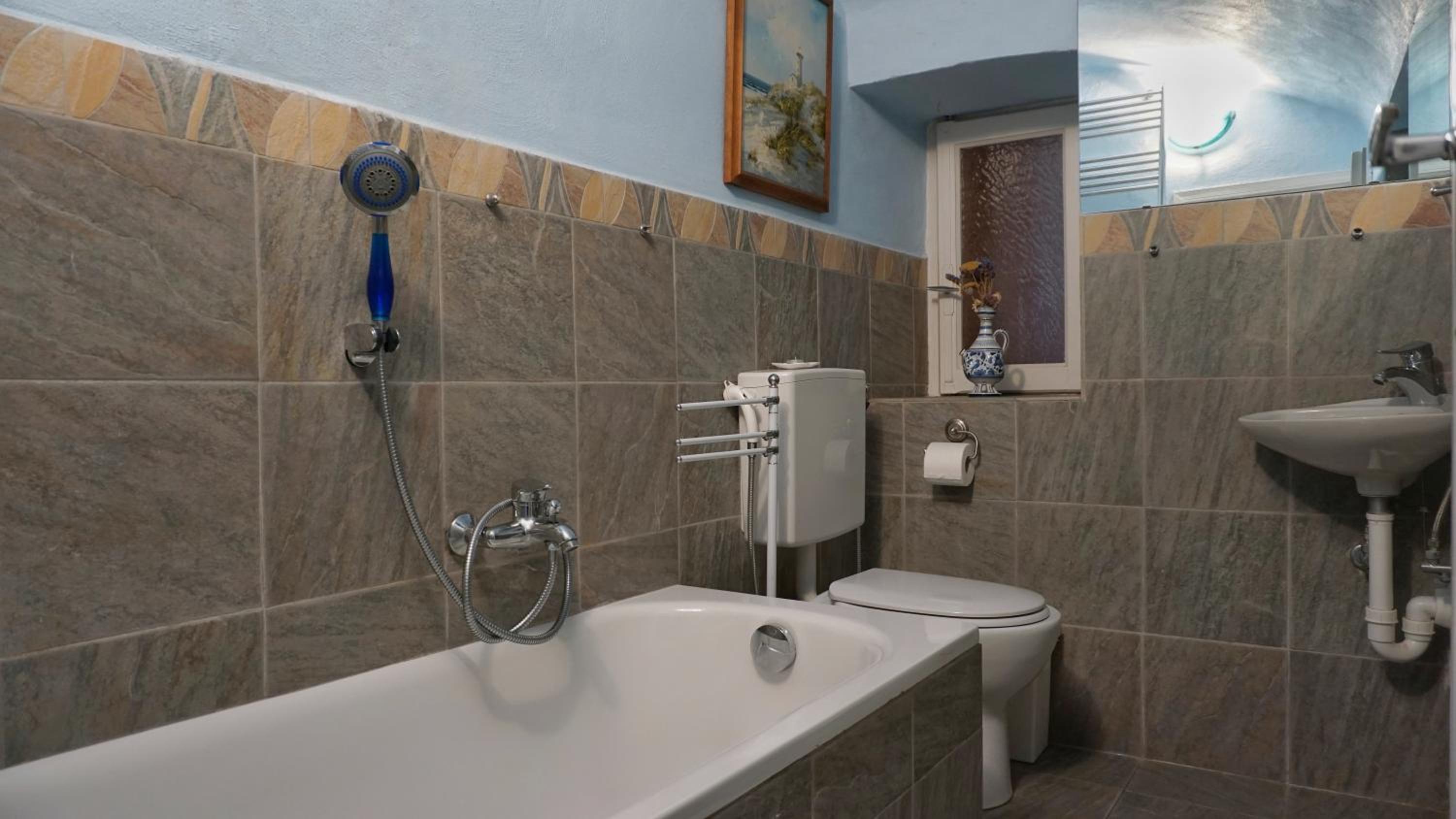 Family Room with Private Bathroom - Photo 3