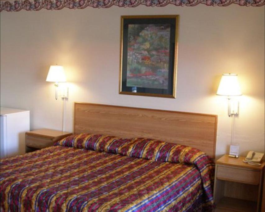 King Room - Non-Smoking photo 2