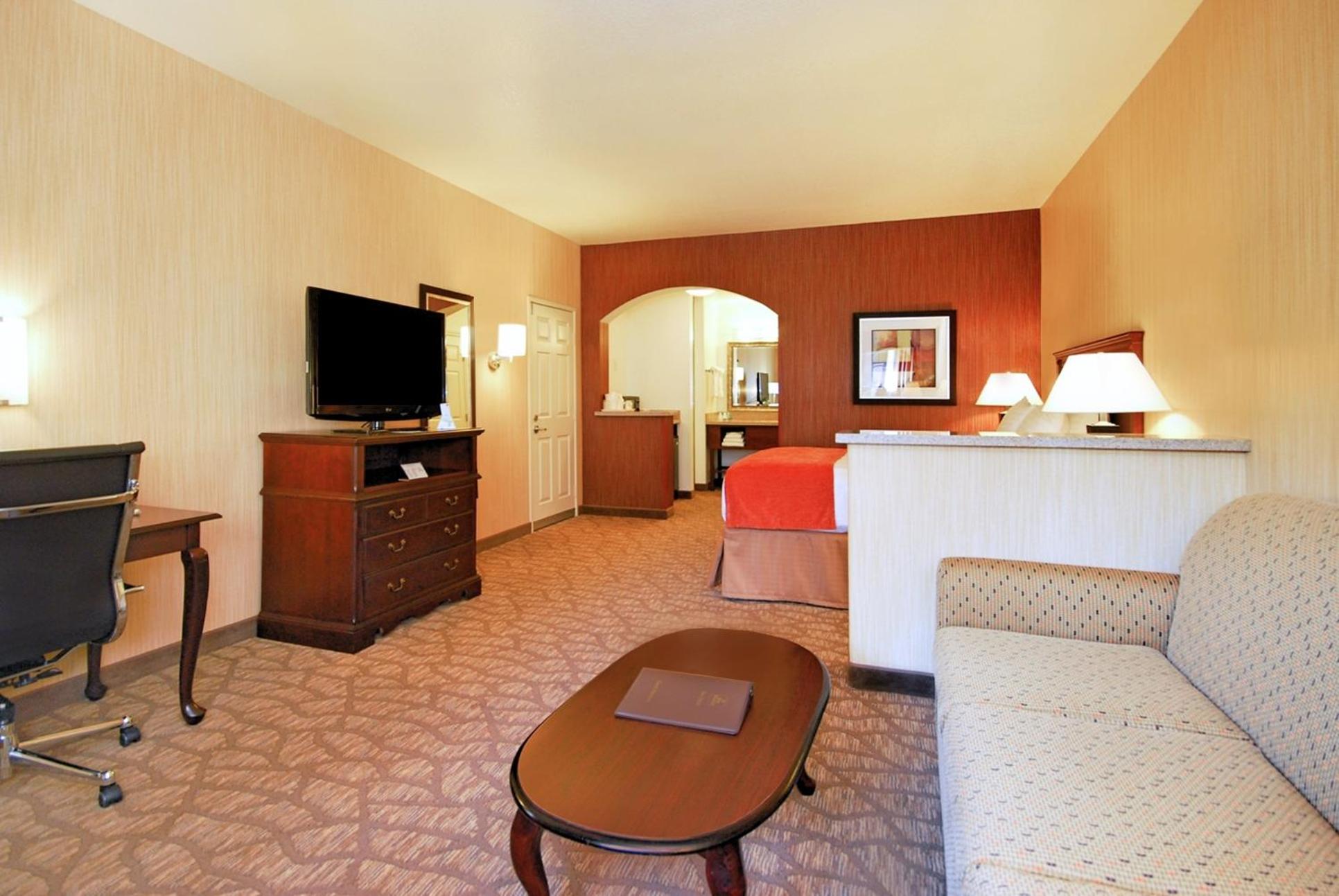 Queen Suite with Sofa Bed - Photo 5