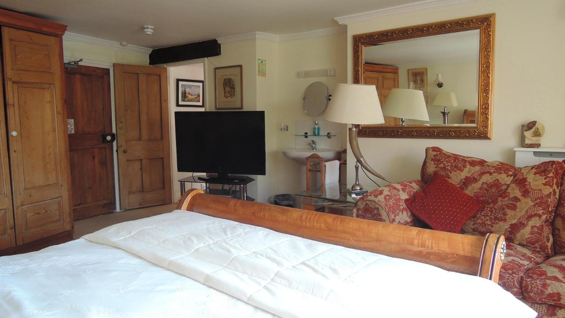 Superior King Suite - Photo 8