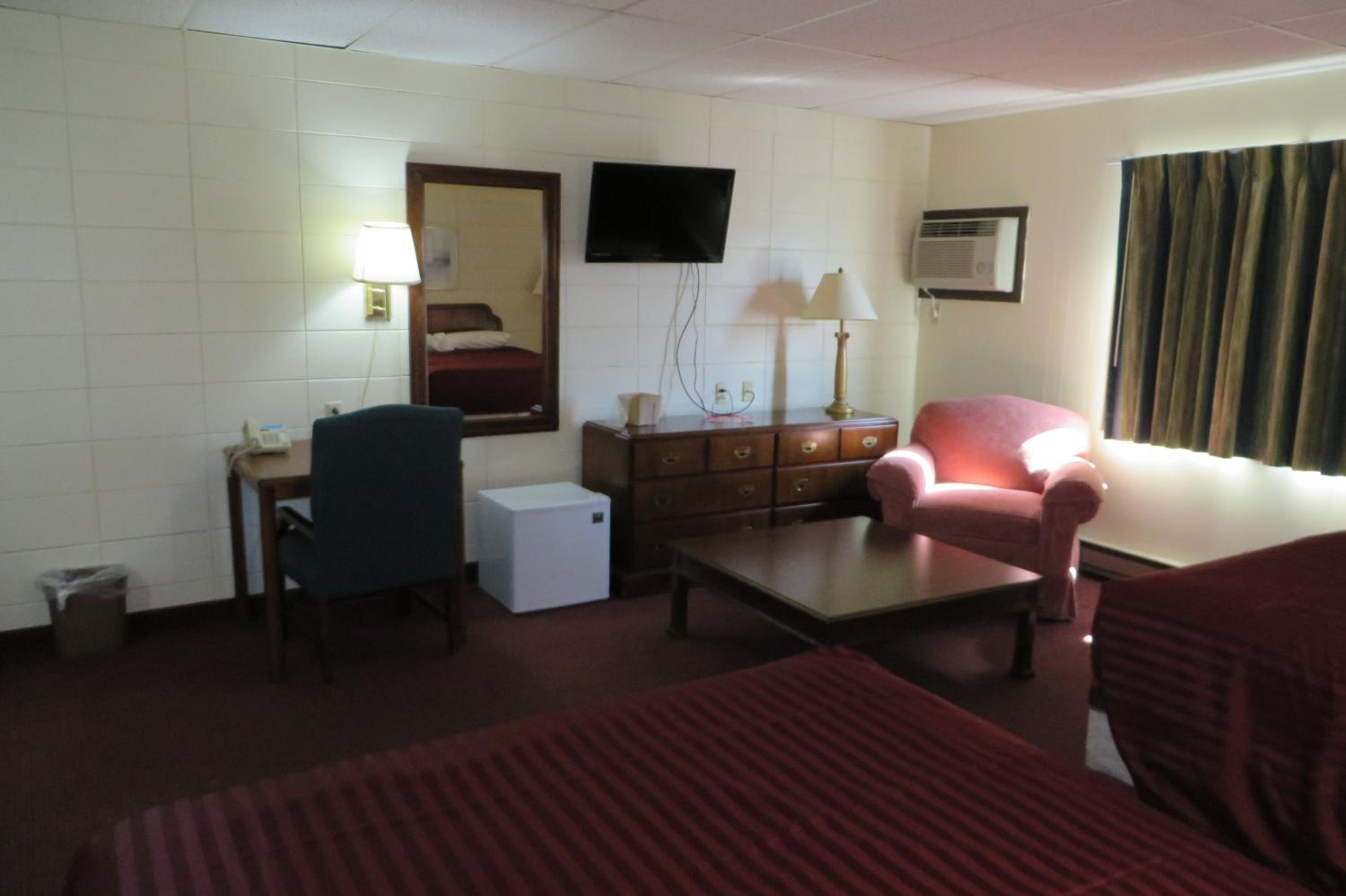 Queen Room with Two Queen Beds - Photo 3