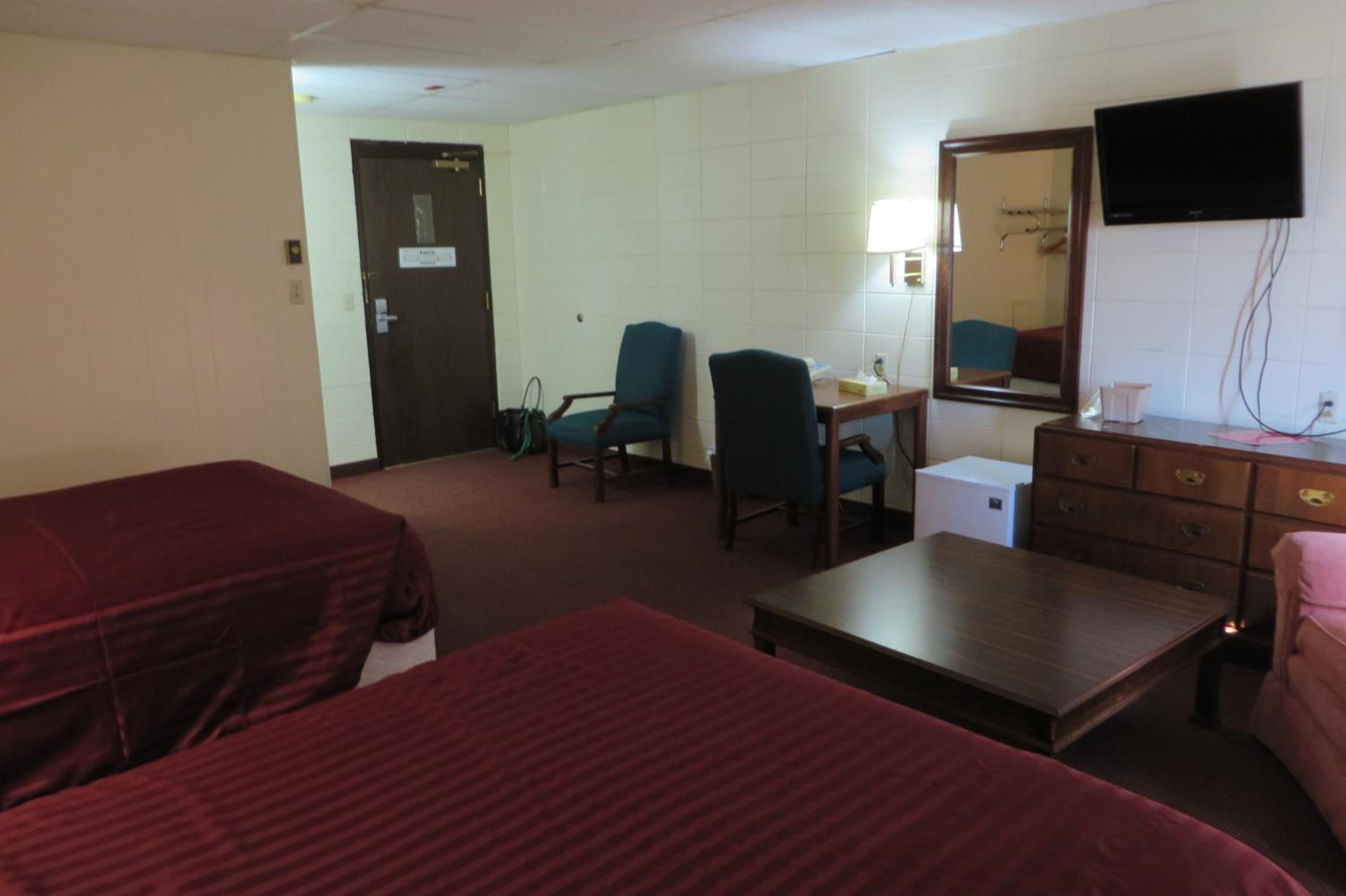 Queen Room with Two Queen Beds - Photo 2
