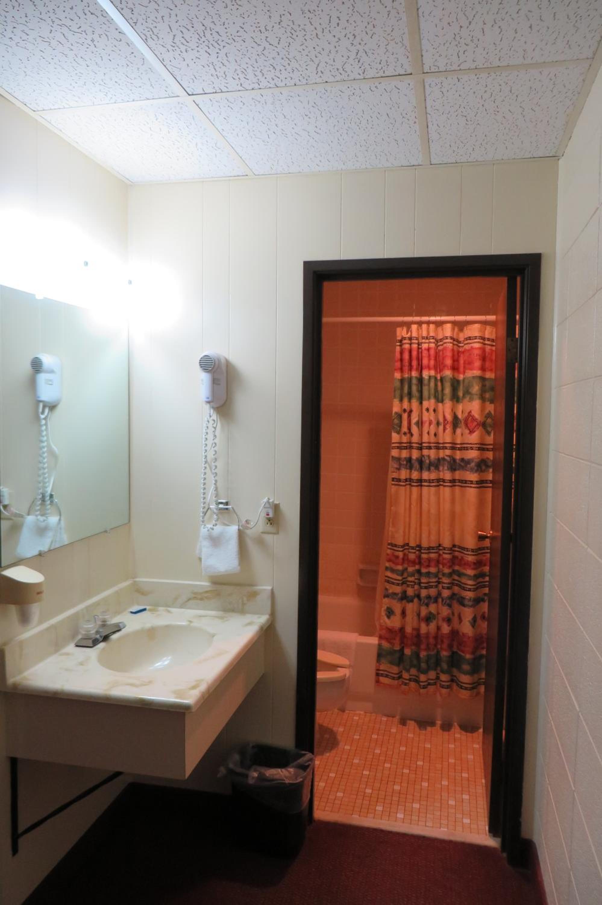 Queen Room with Two Queen Beds - Photo 4