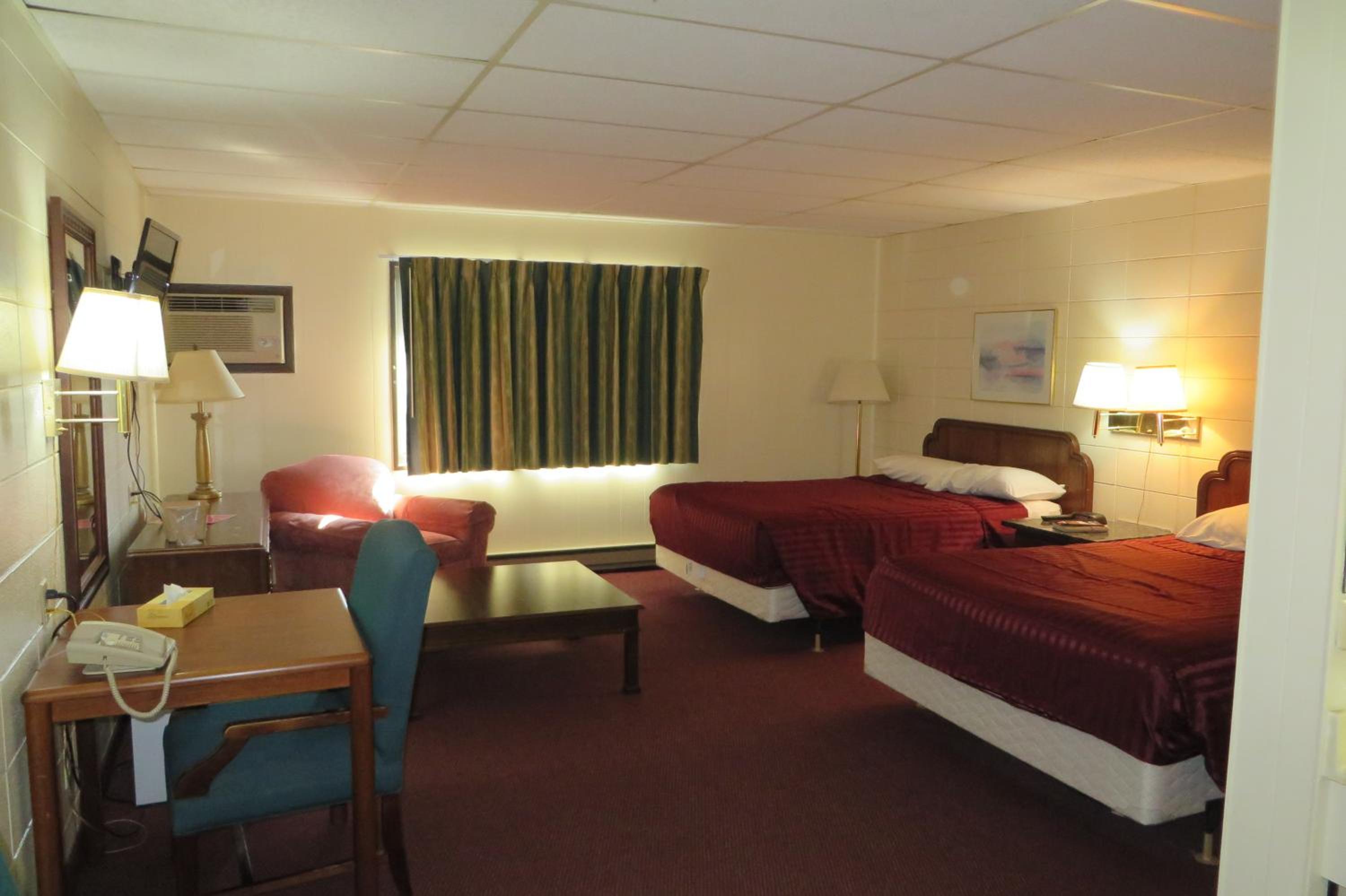 Queen Room with Two Queen Beds - Photo 5