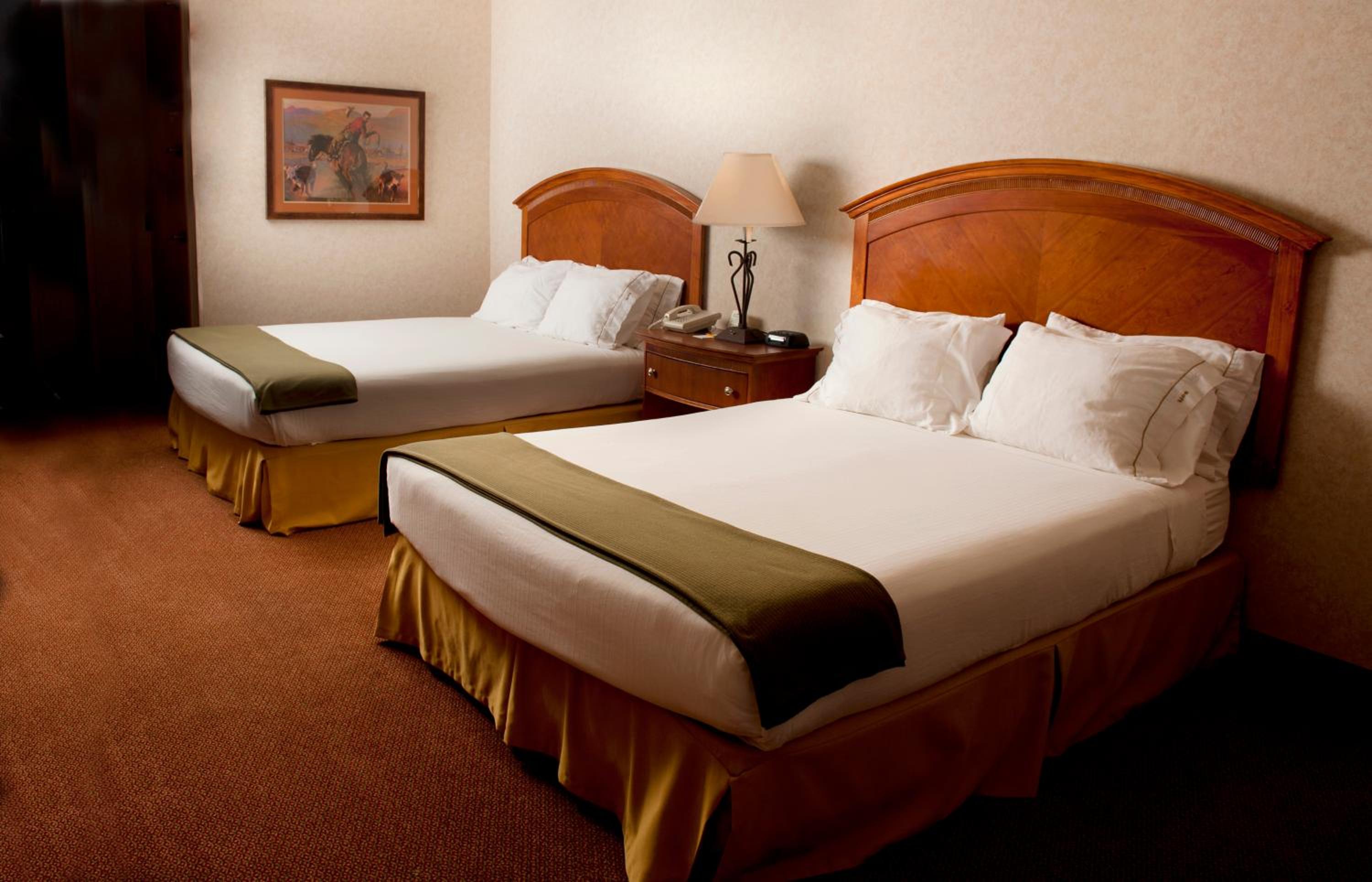 Queen Room with Two Queen Beds - Non-Smoking - Photo 2