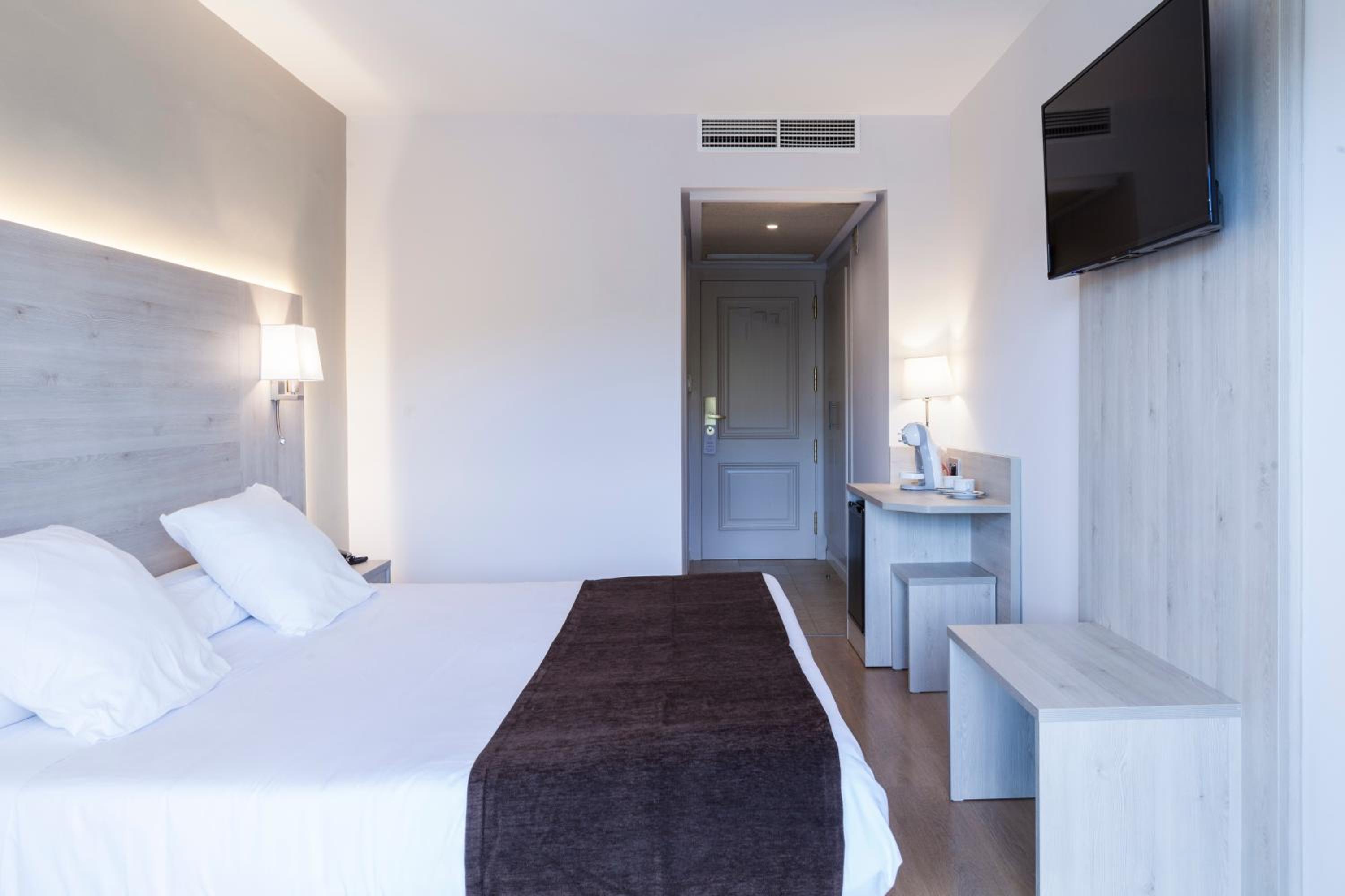 Premium Double Room - Photo 6