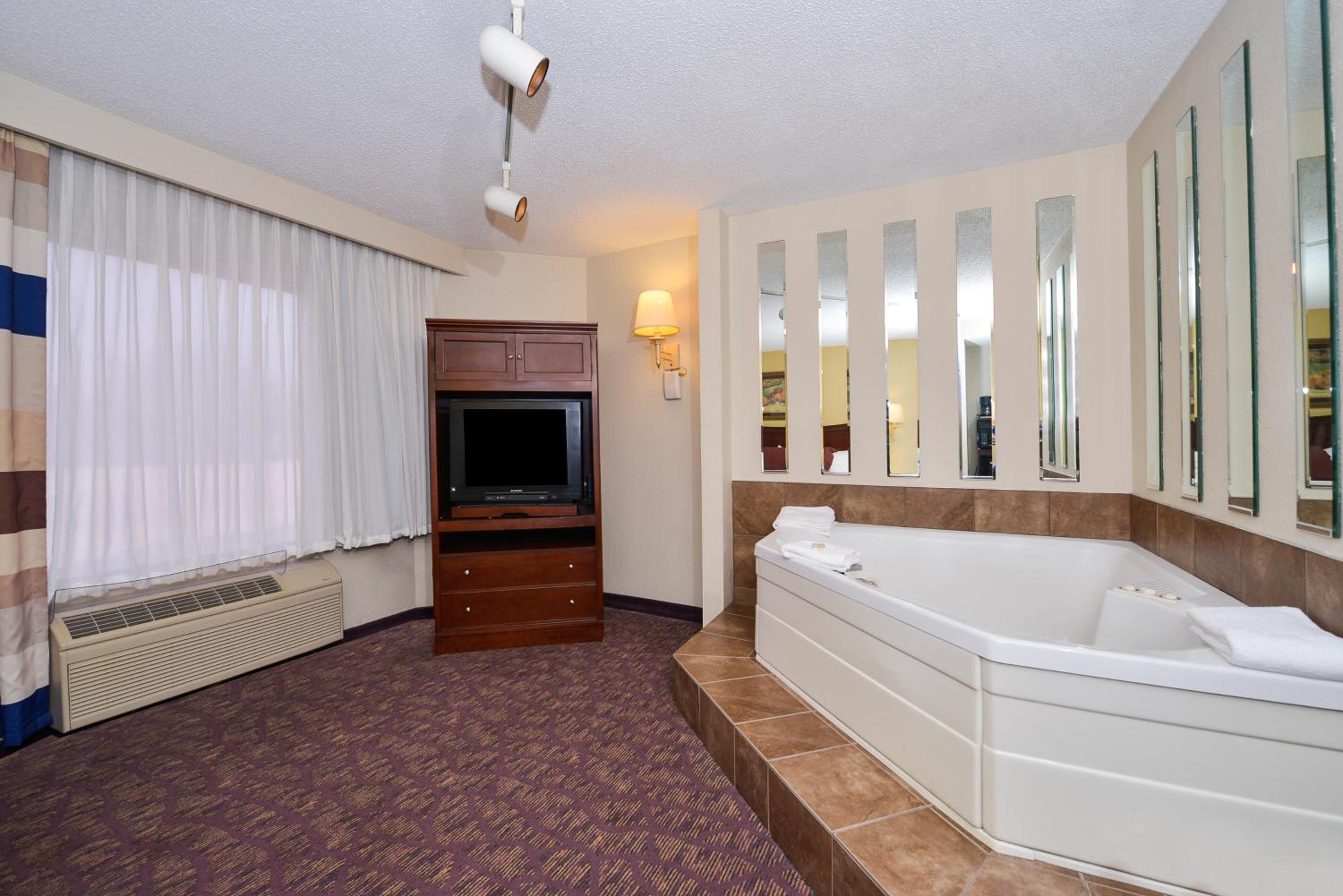 King Room with Spa Bath - Photo 3