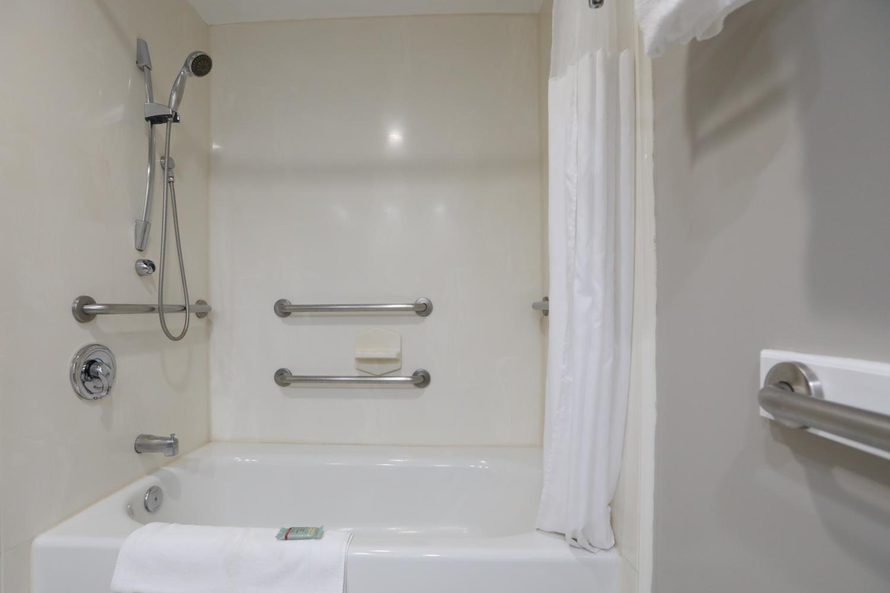 King Suite - Disability Access/Non-Smoking - Photo 2