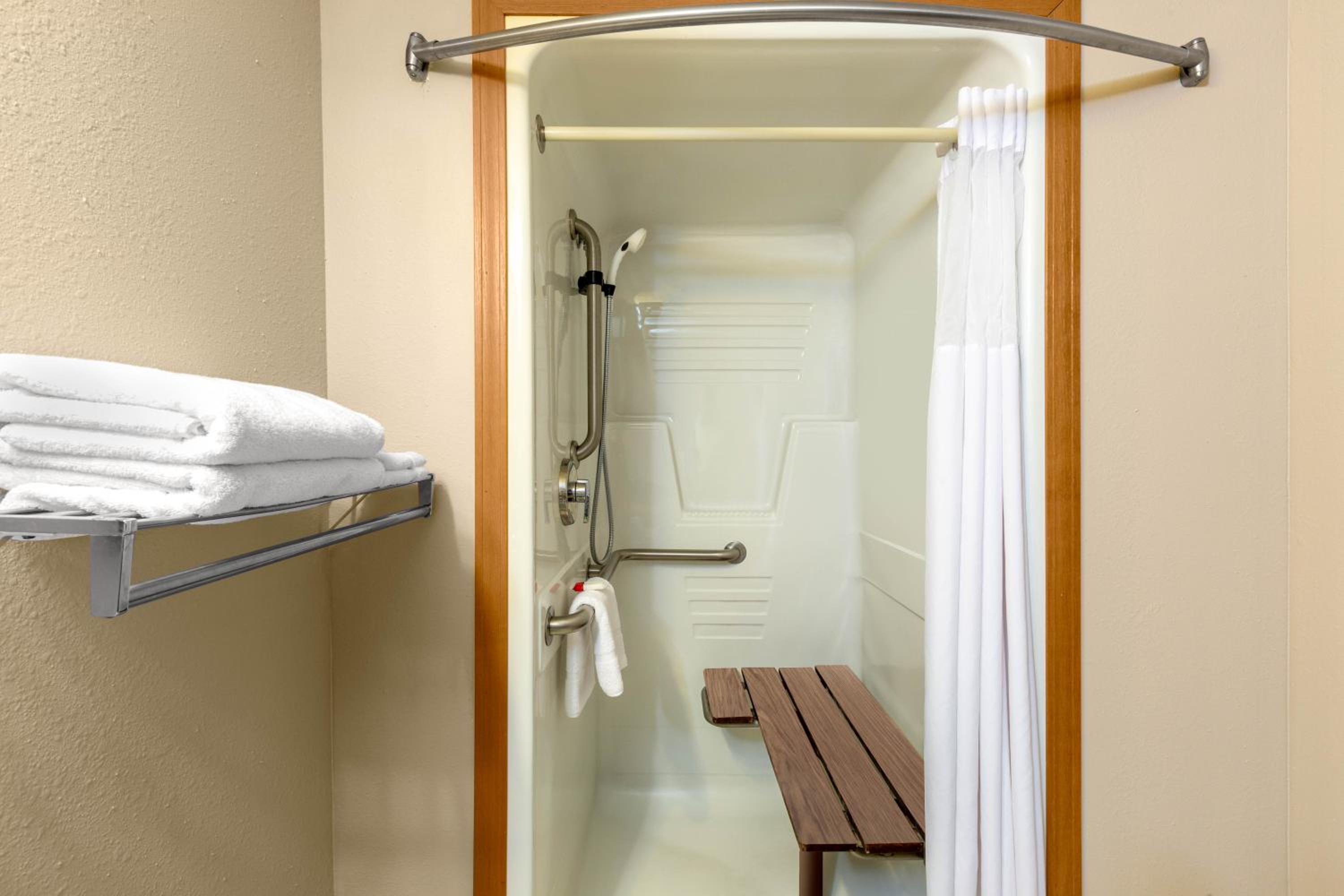 Deluxe King Room - Mobility Access/Non-Smoking