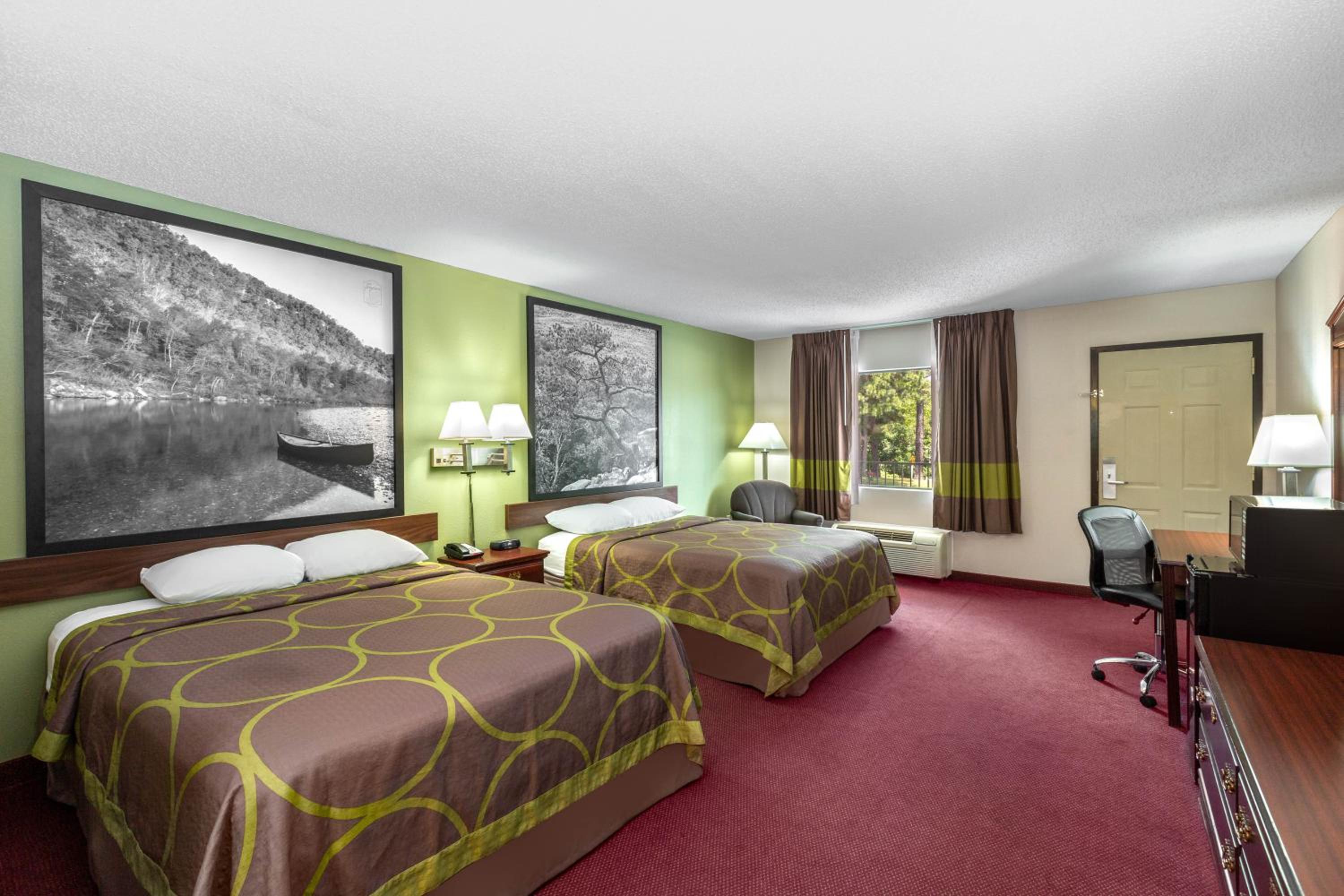 Queen Room with Two Queen Beds - Non-Smoking photo 2