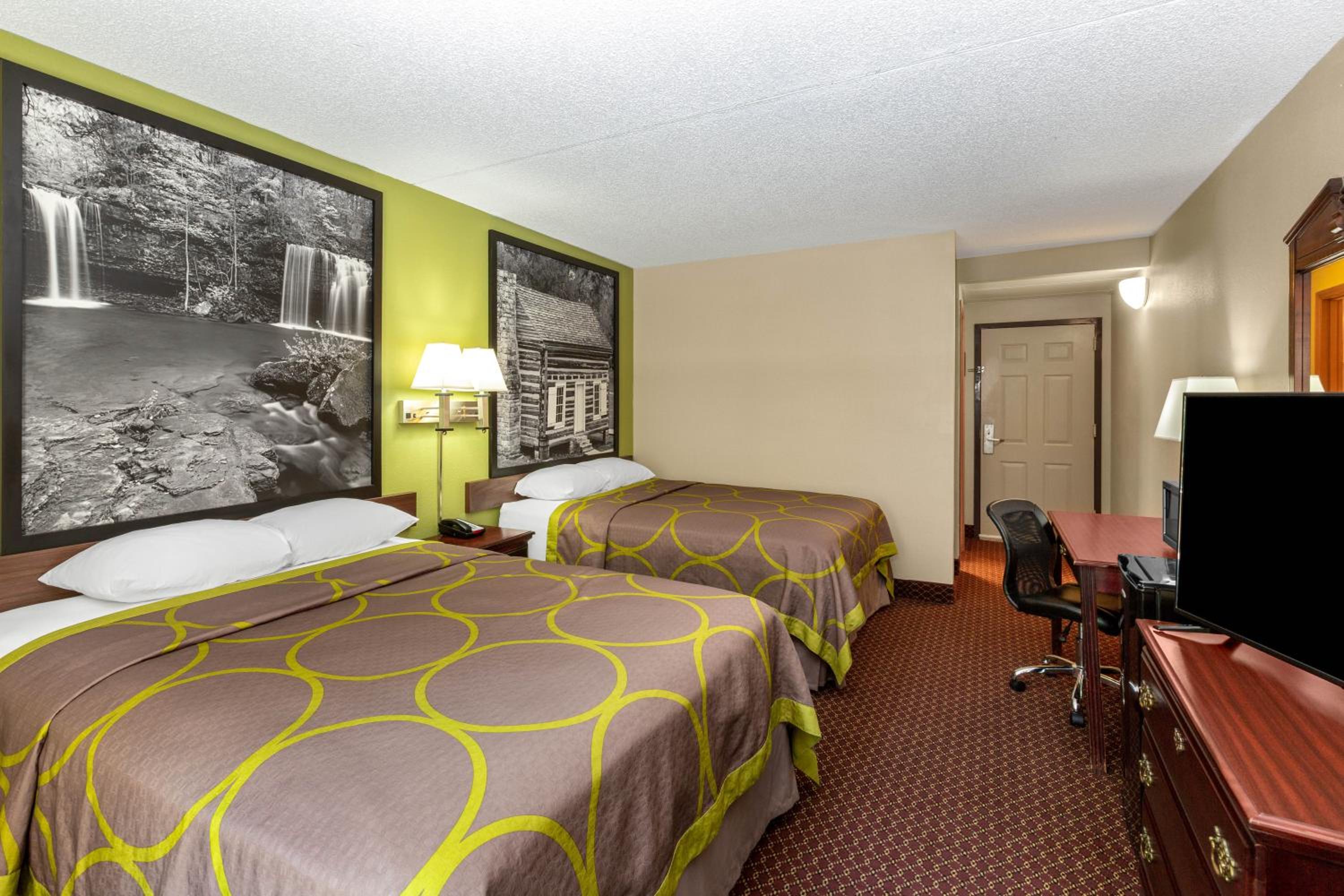 Queen Room with Two Queen Beds - Pool Area/Non-Smoking photo 3