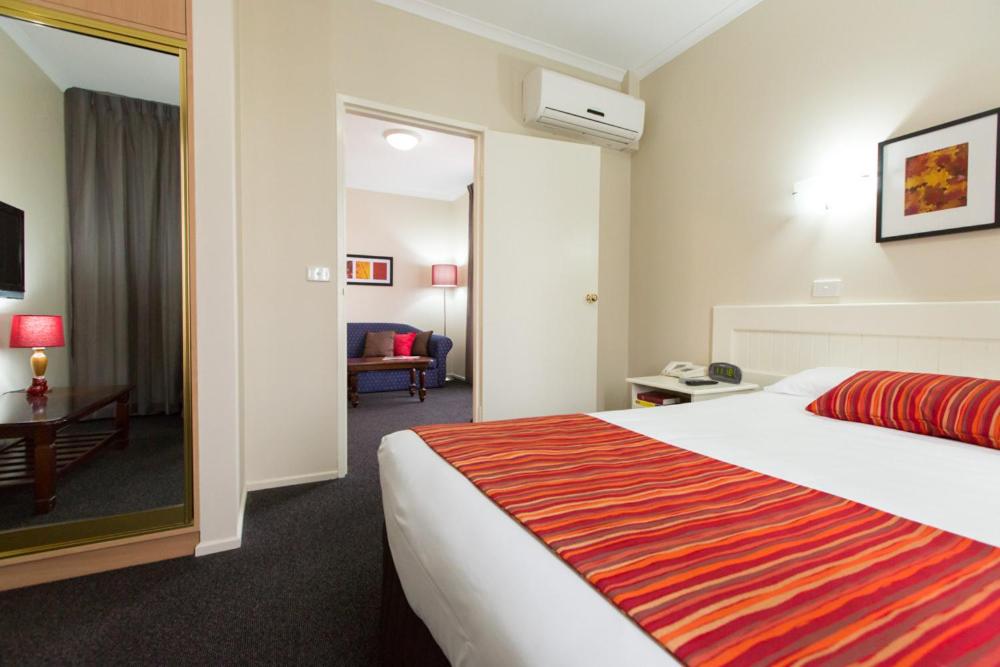 Executive Queen Room with Spa Bath  photo 2