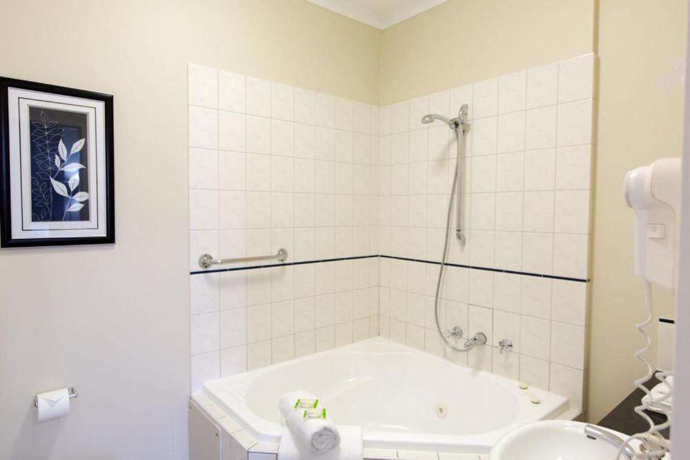 Executive Queen Room with Spa Bath  photo 3