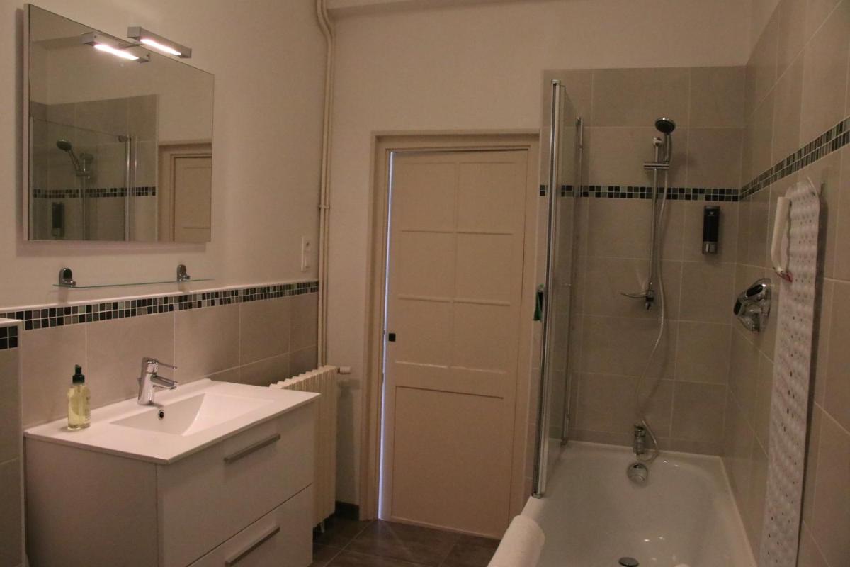 Five-Bedroom House - Photo 37
