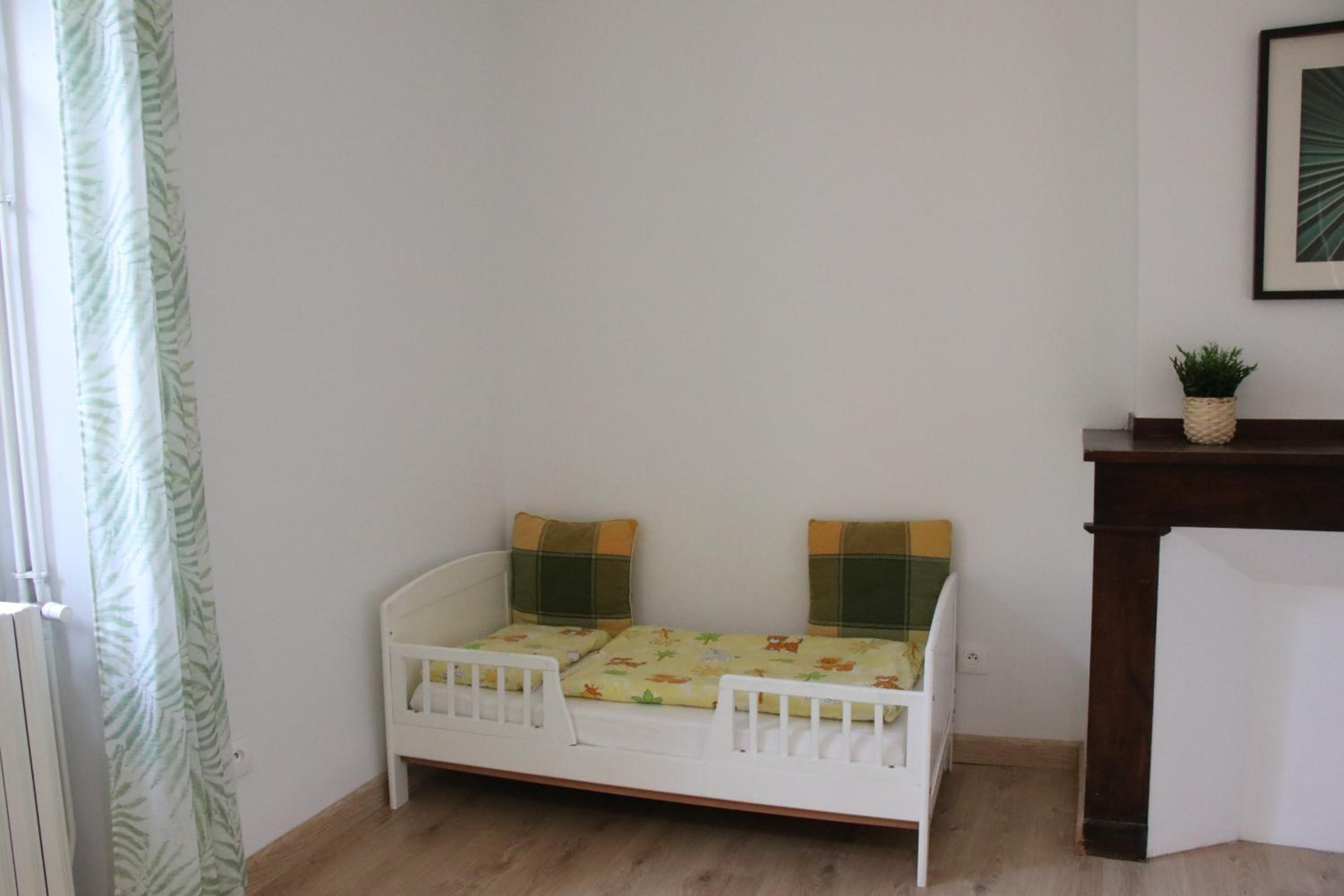 Five-Bedroom House - Photo 38