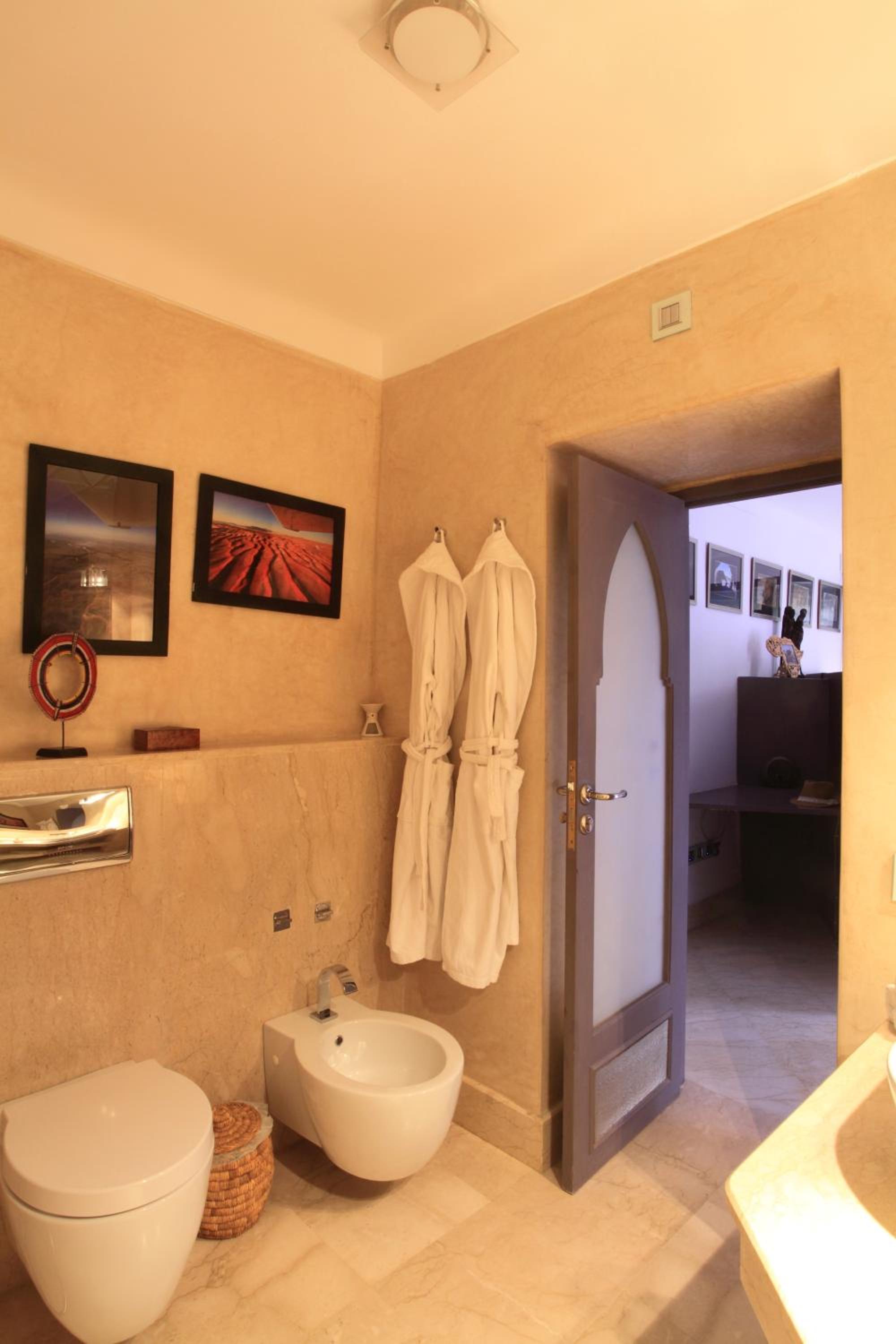 Deluxe Double Room - Photo 9