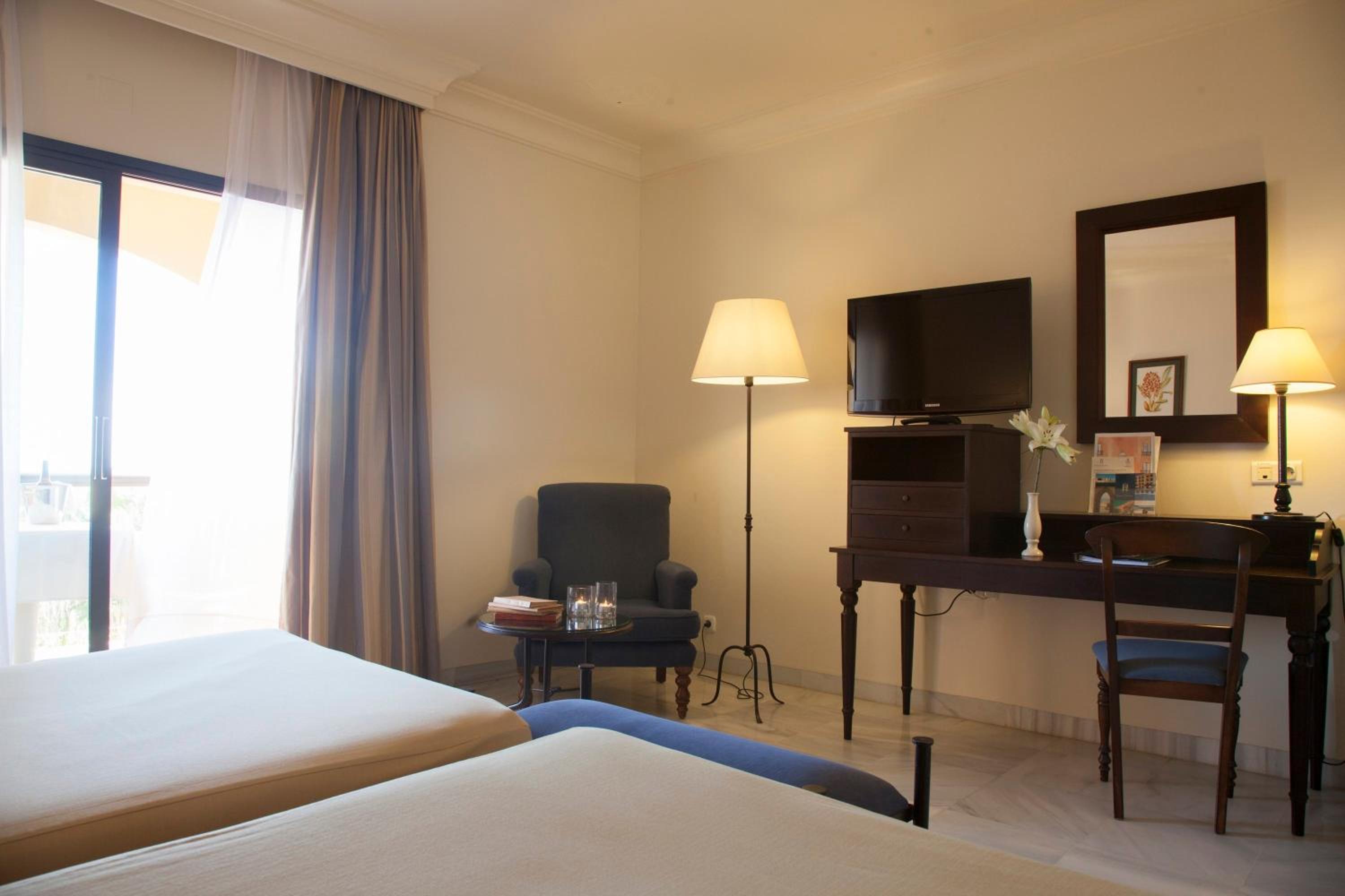 Standard Twin Room with Sea View - Photo 5