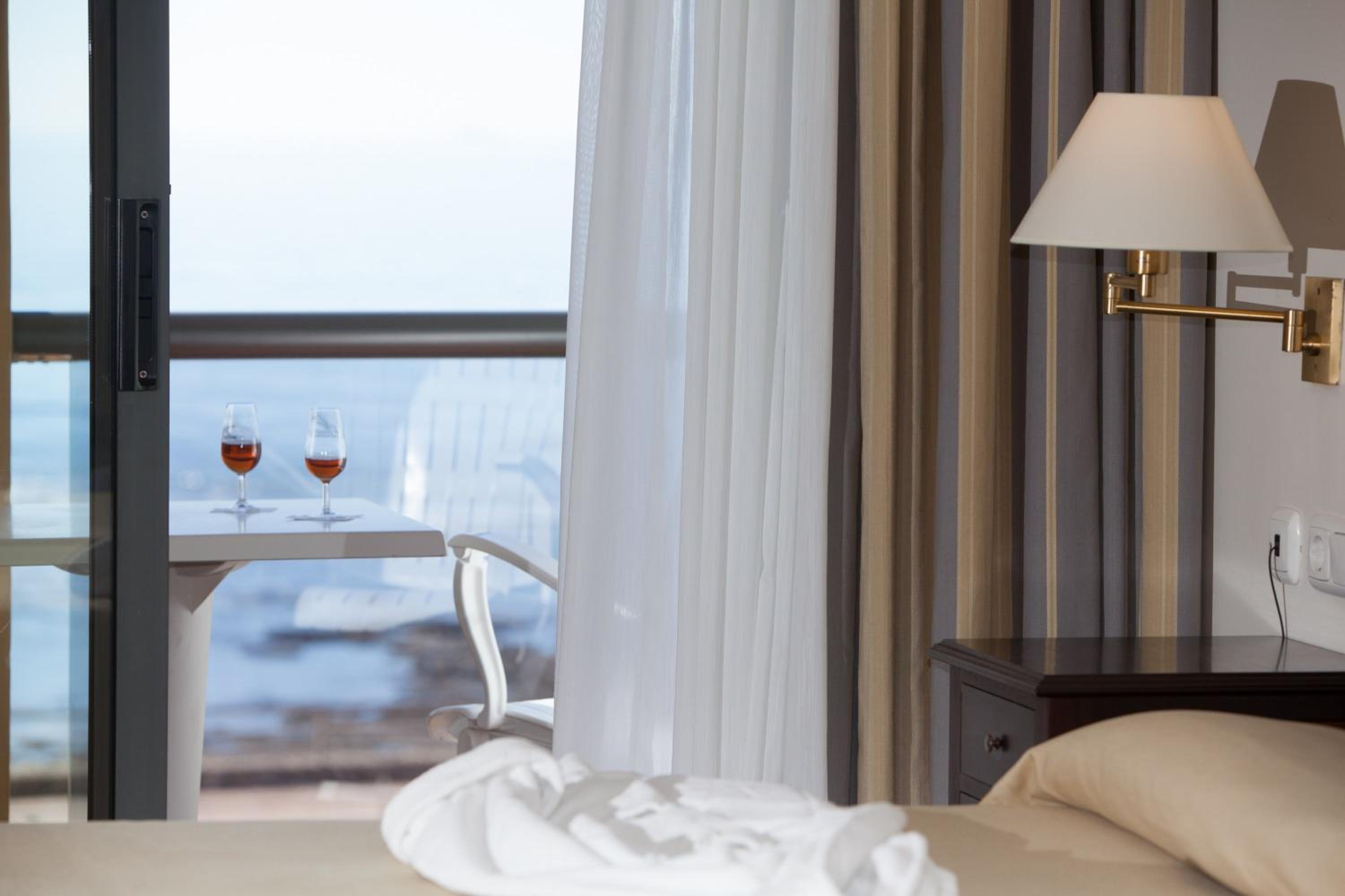 Standard Twin Room with Sea View - Photo 6