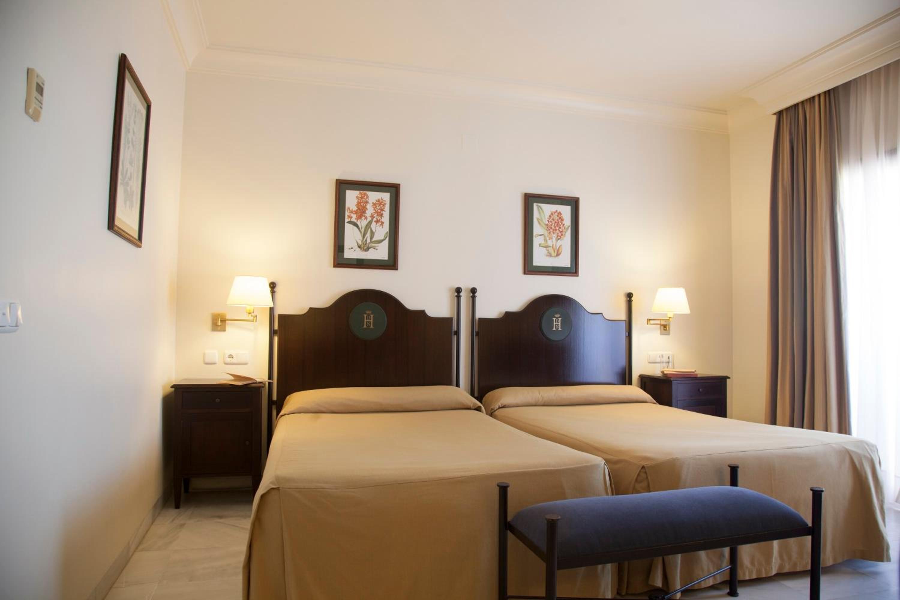Standard Twin Room with Sea View - Photo 4