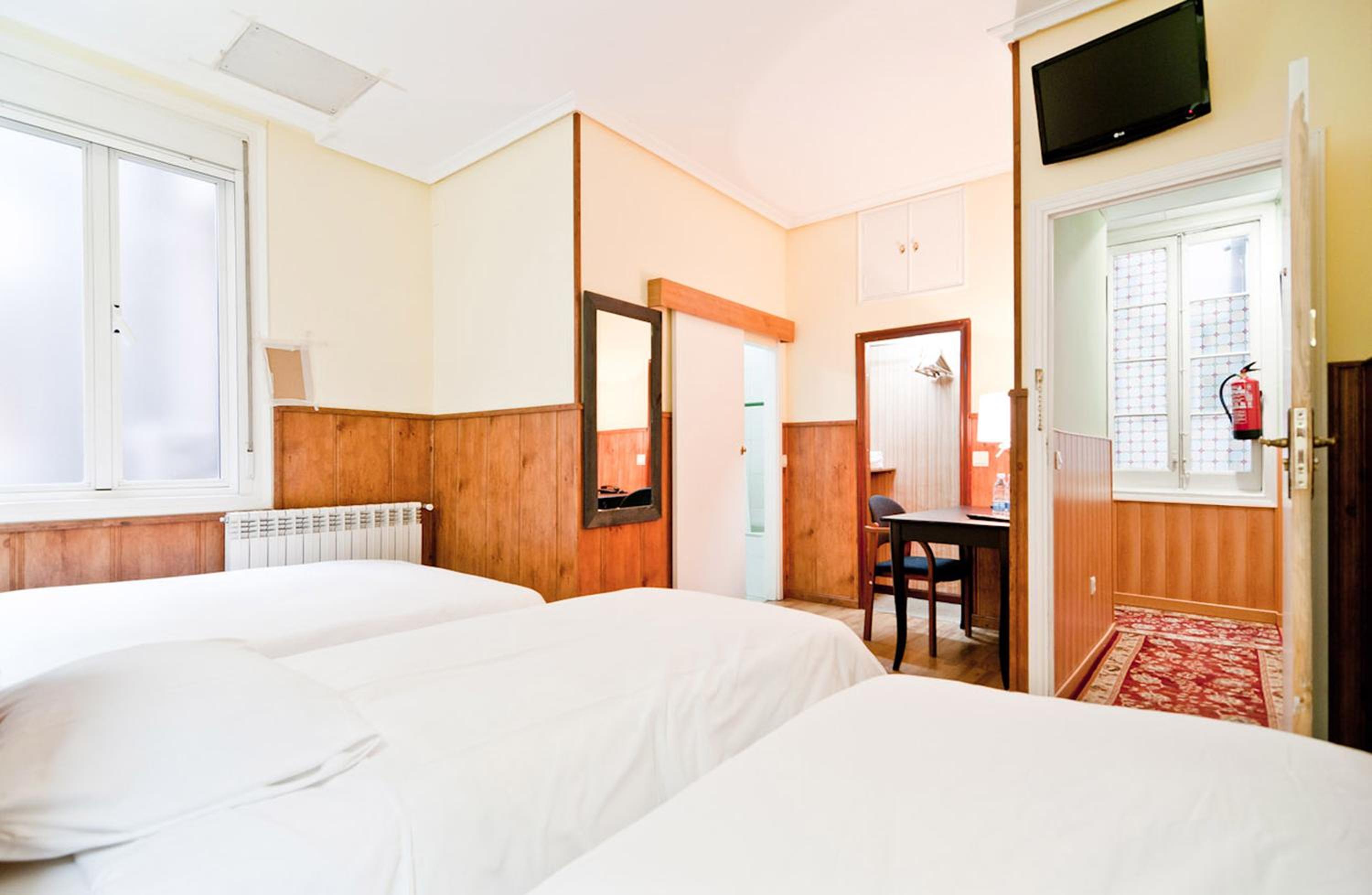 Quadruple Room - Photo 1