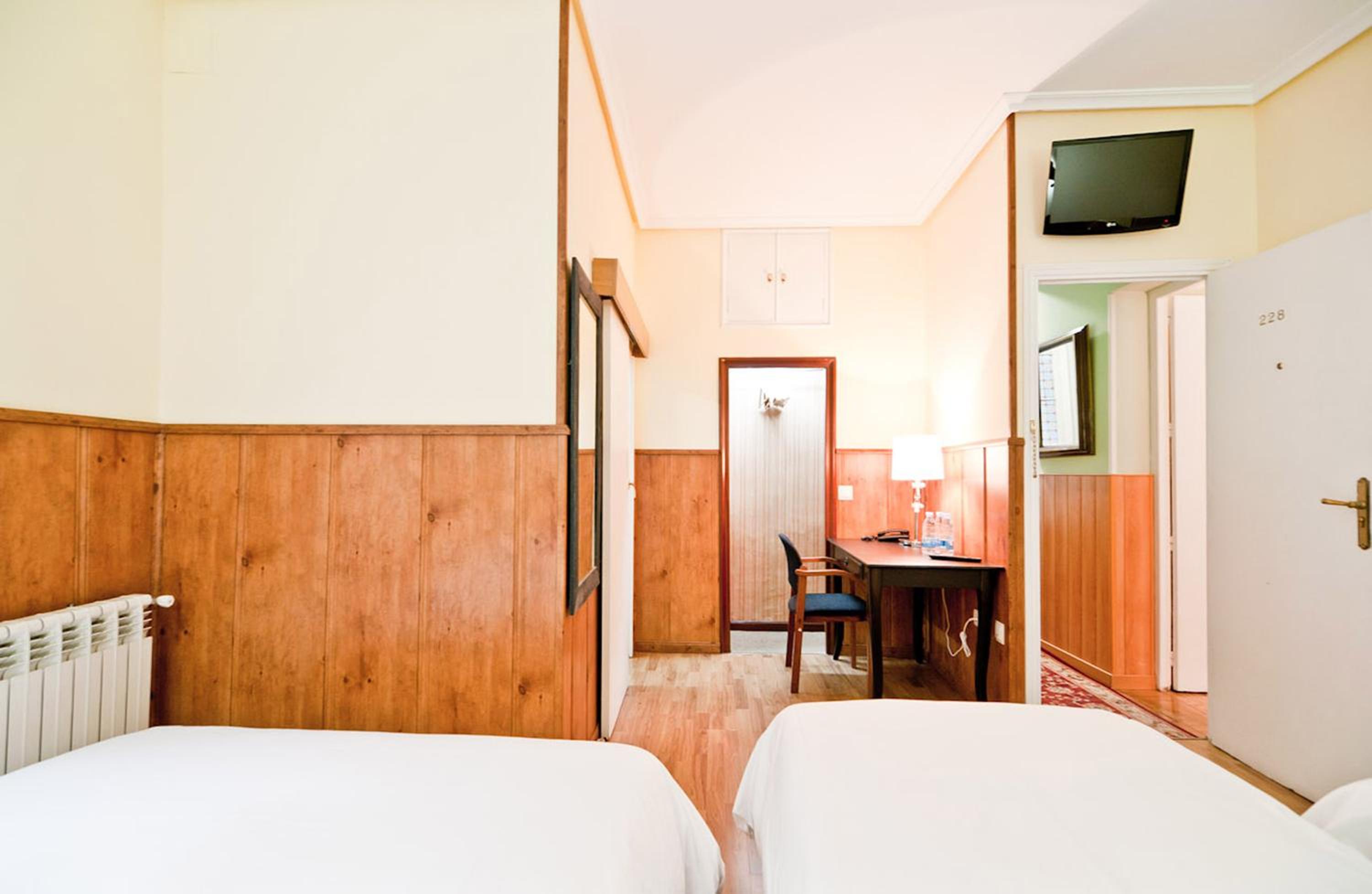 Quadruple Room - Photo 12