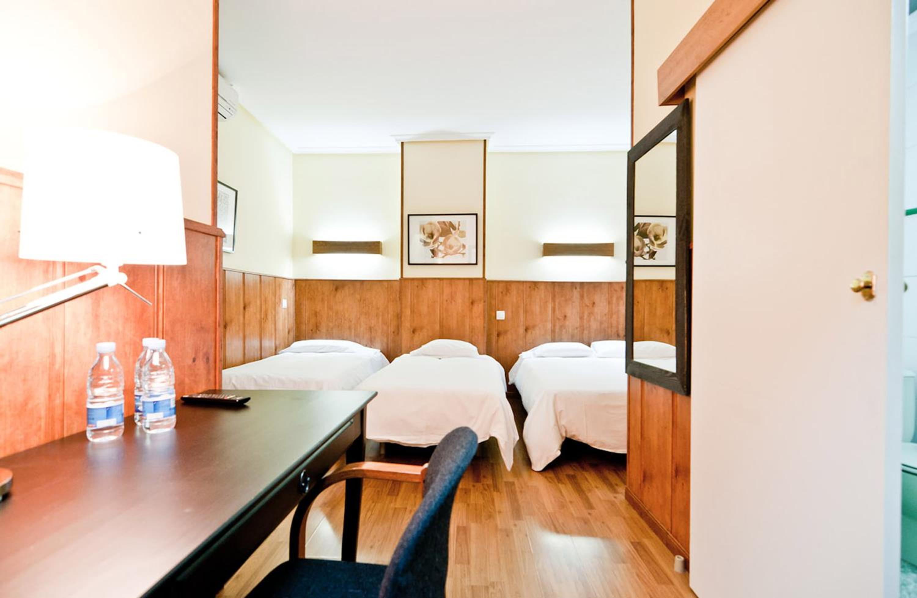 Quadruple Room - Photo 9