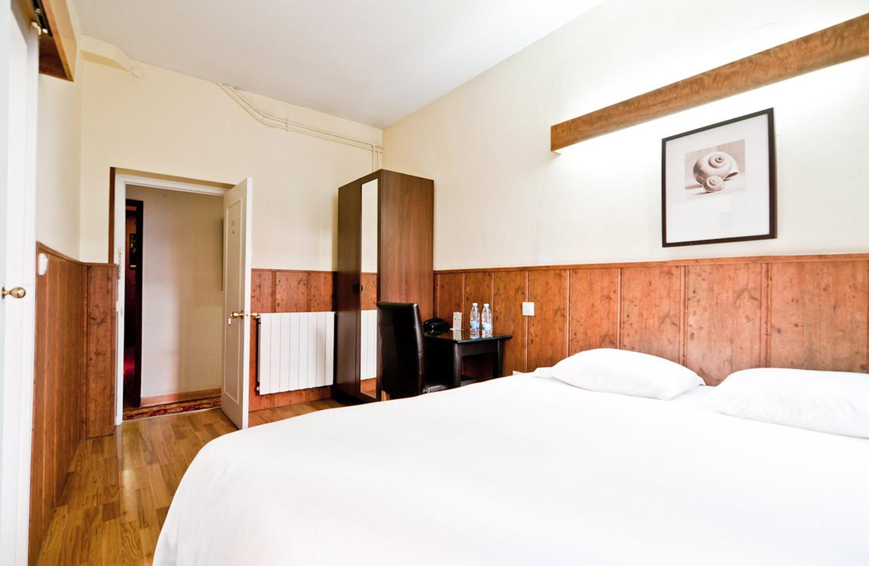 Double Room - Photo 16