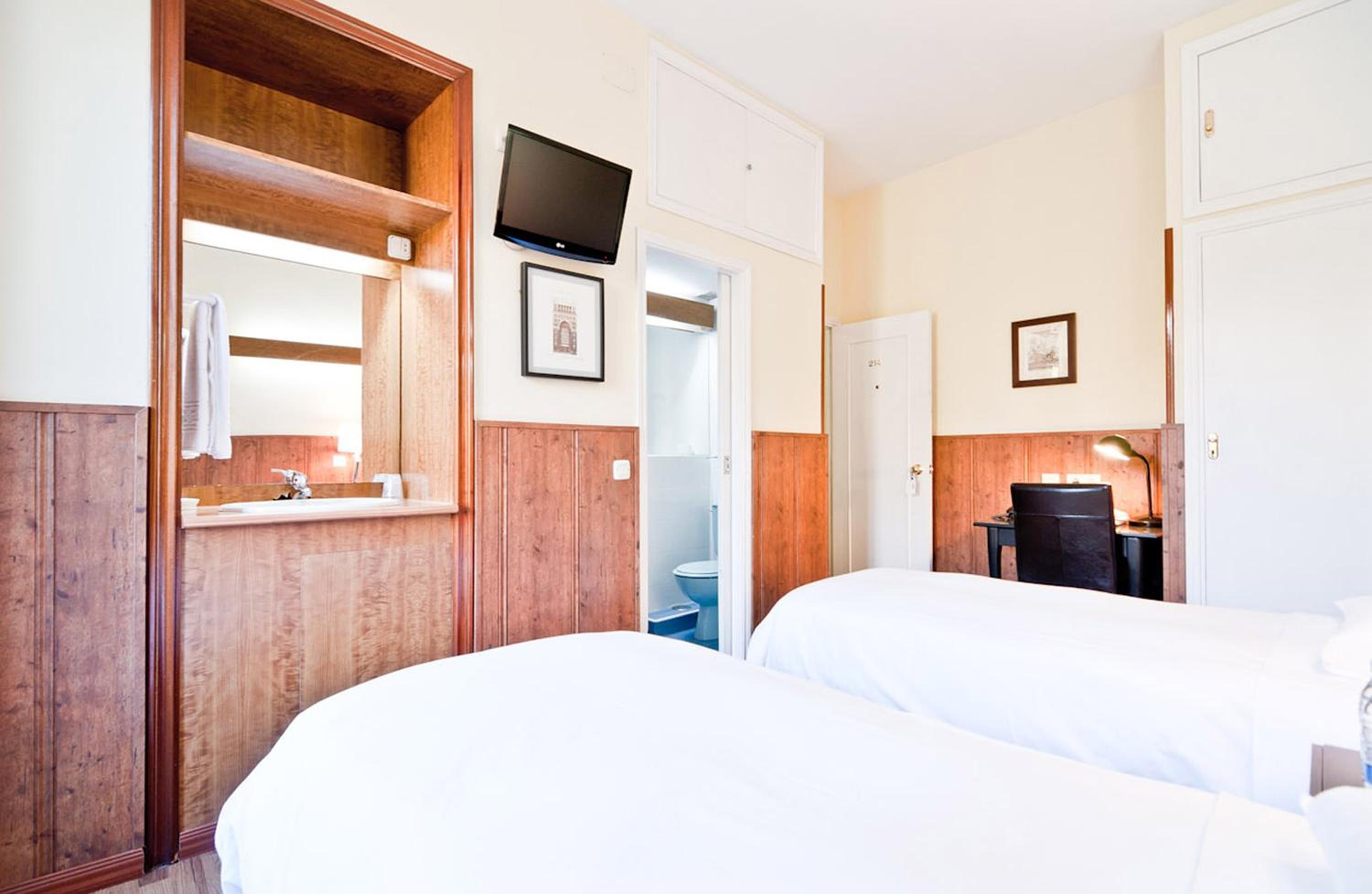 Double Room - Photo 13