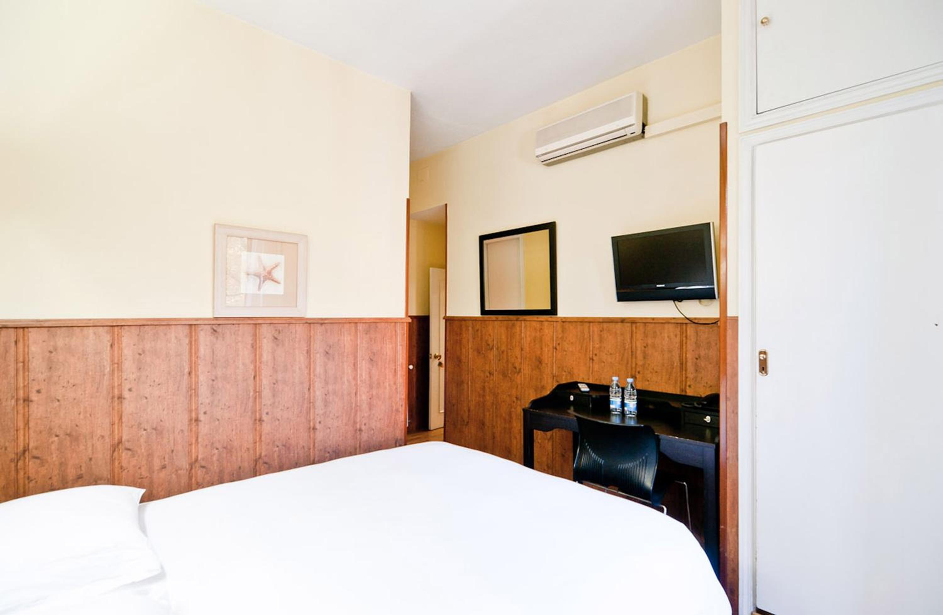Double Room - Photo 11