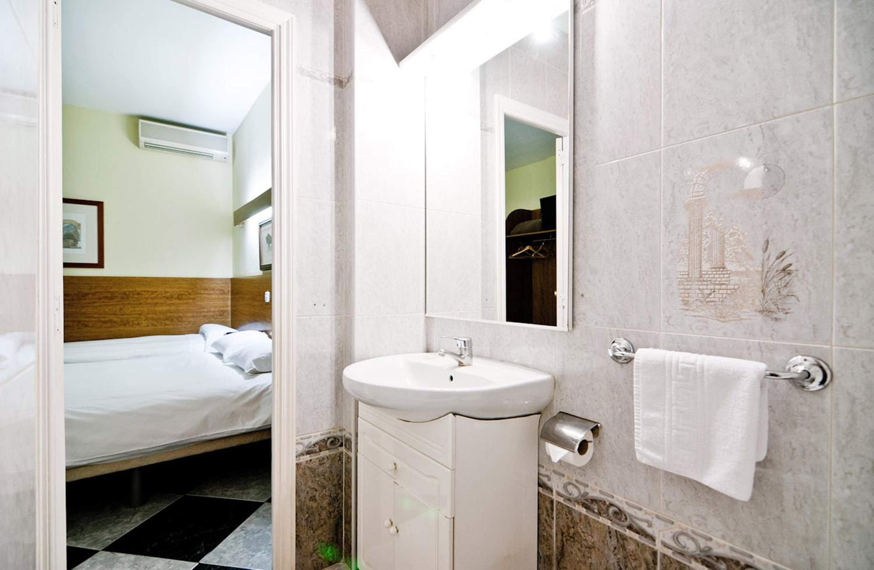 Triple Room - Photo 17