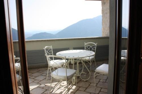 One-Bedroom Apartment with Balcony photo 3