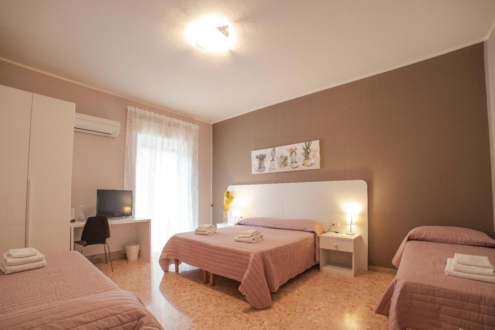 Quadruple Room with Private Bathroom in the room - Photo 2