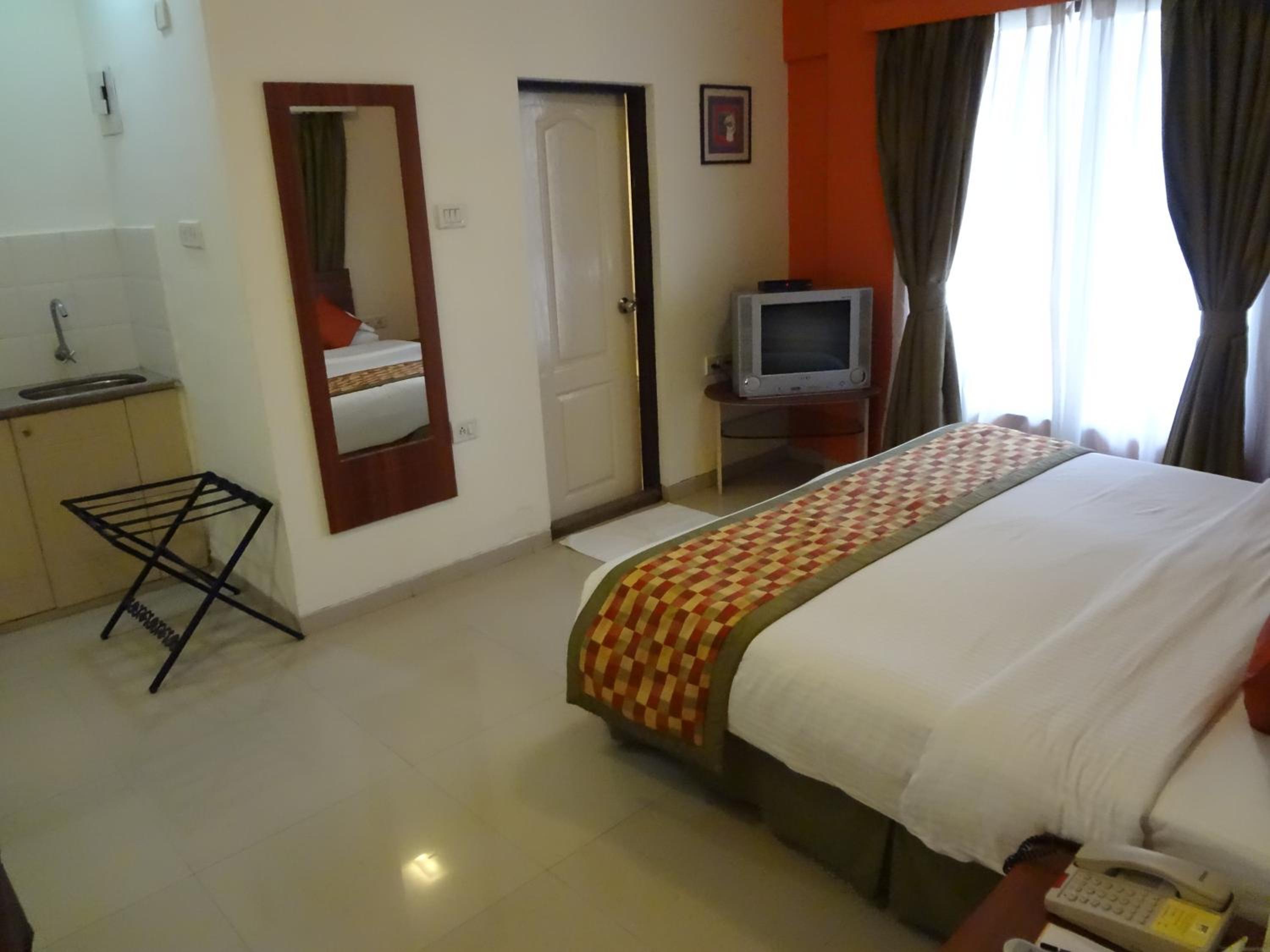 Executive Room King Bed with 20% discount on Food & Beverages and Early check in late check out upto 2 hrs subject to availability - Photo 3