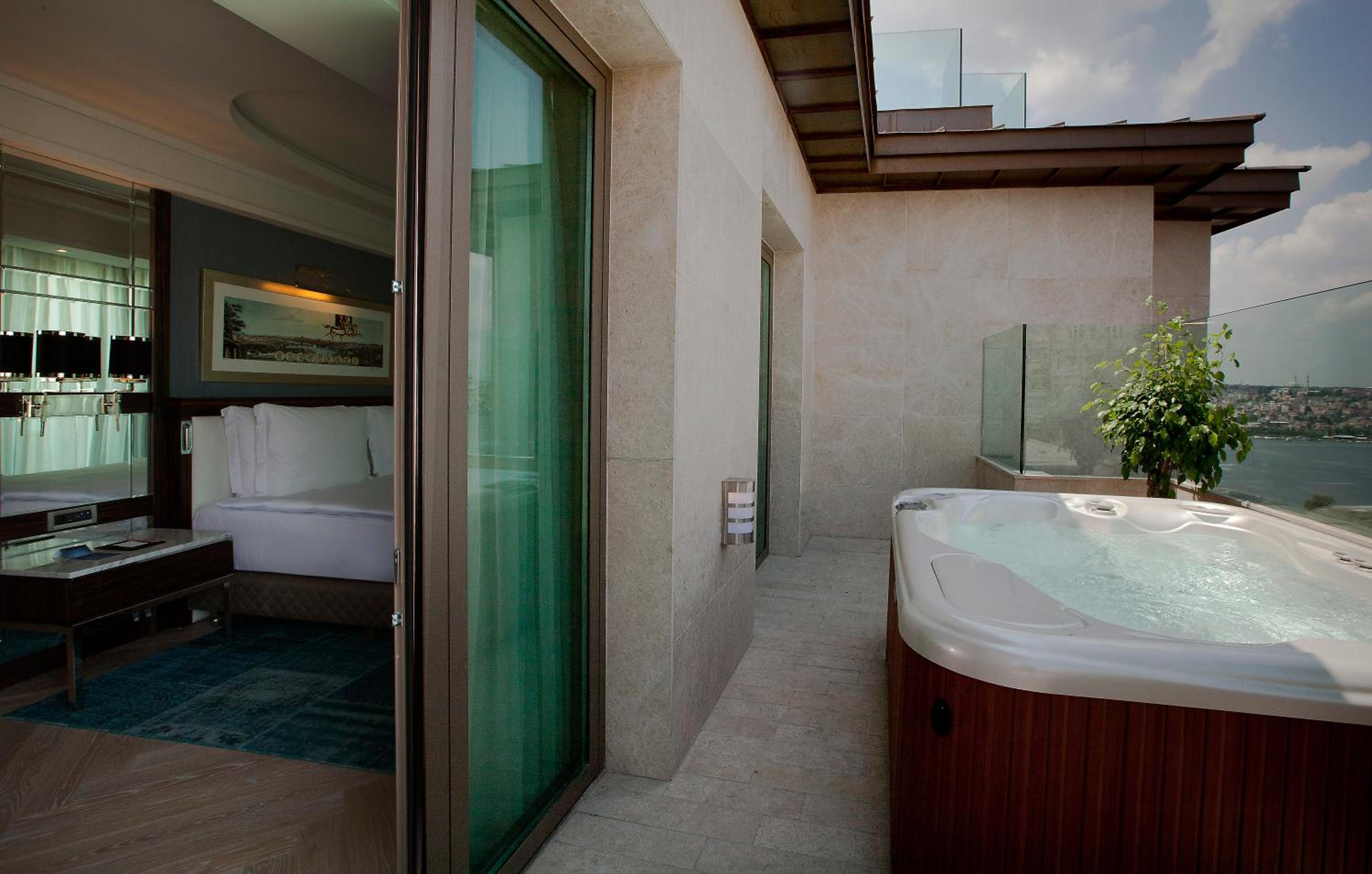 Suite with Golden Horn View and Terrace thumbnail 5