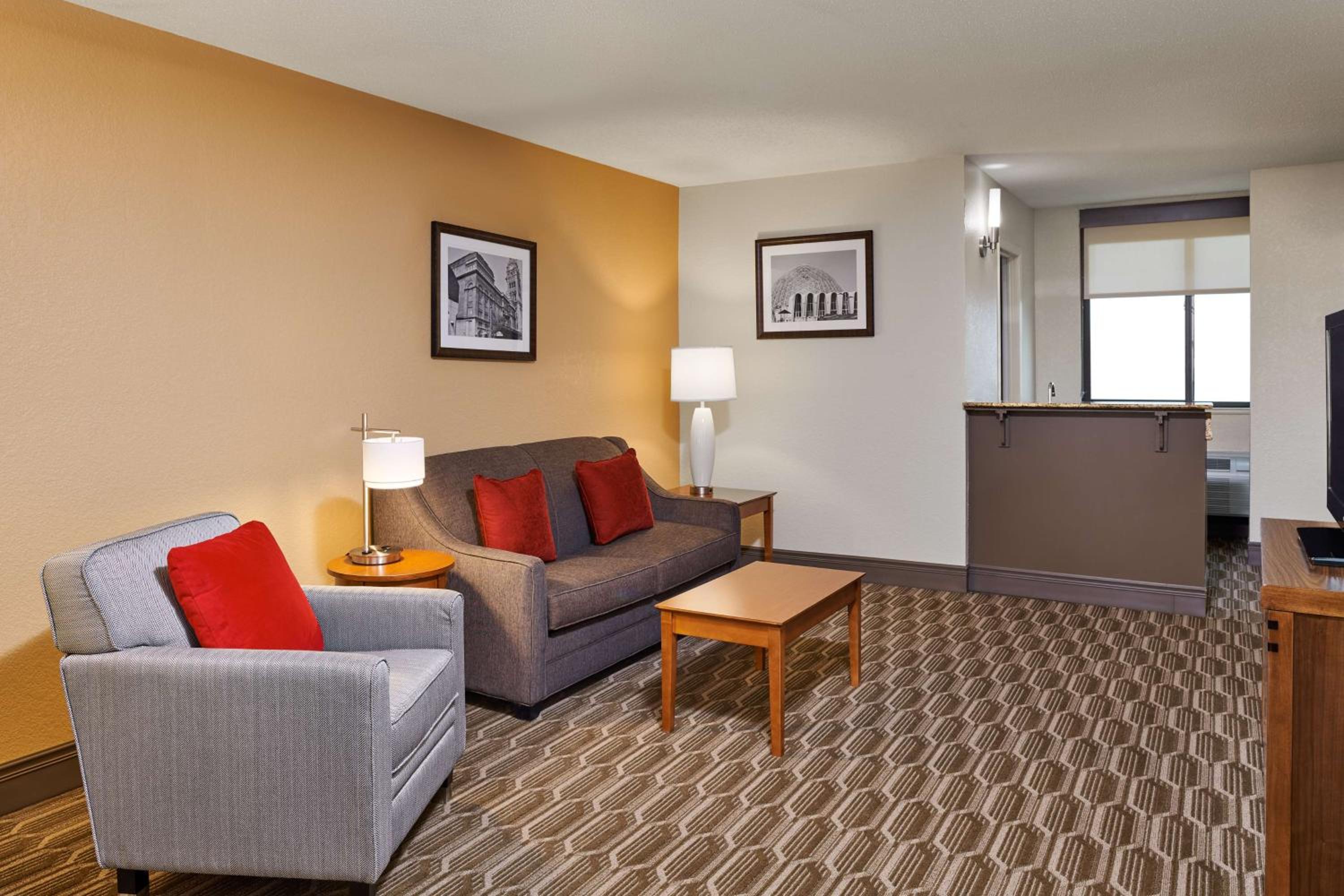 King Suite with Sofa Bed - Non Smoking - Photo 2