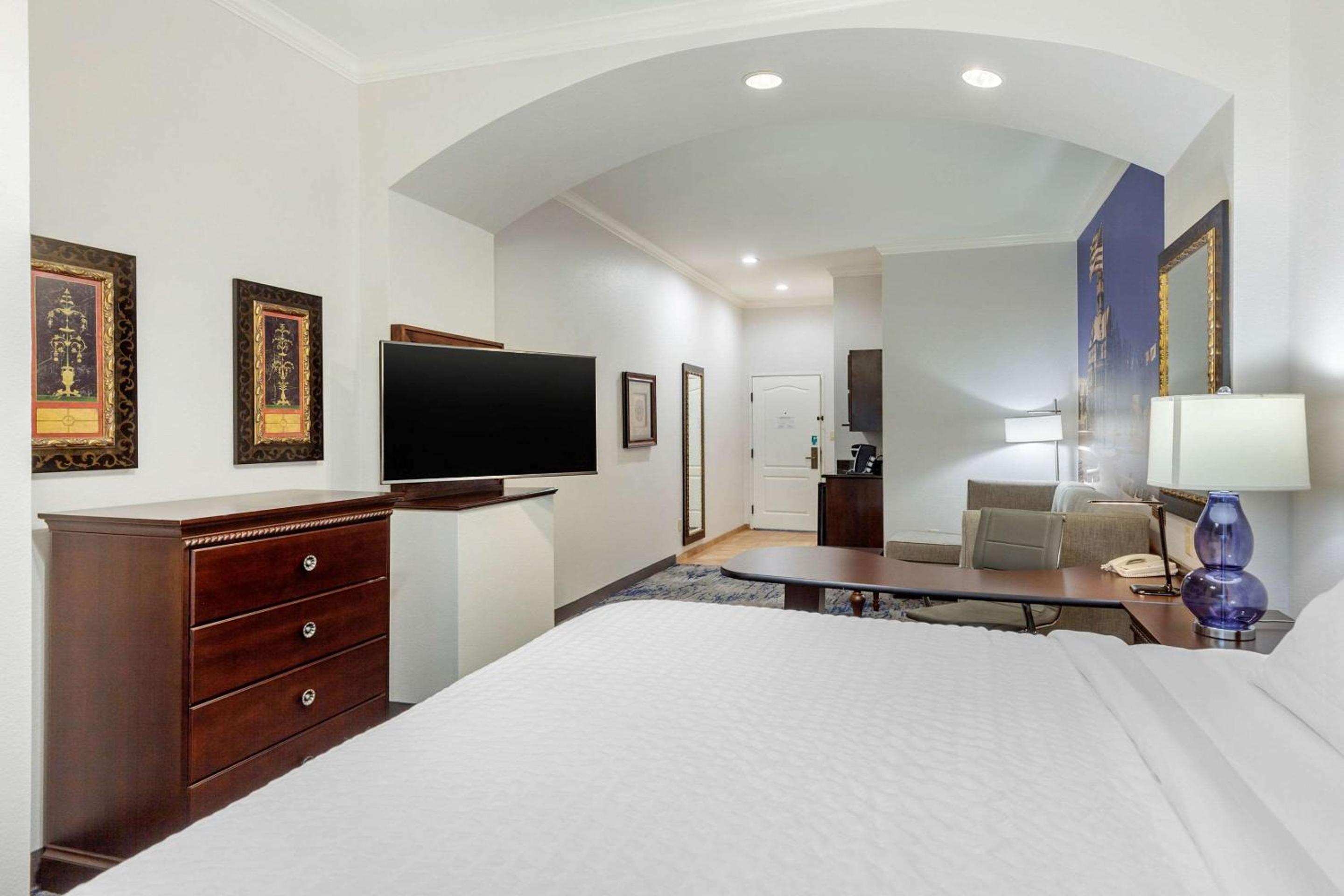 King Suite - Non-Smoking - Photo 1