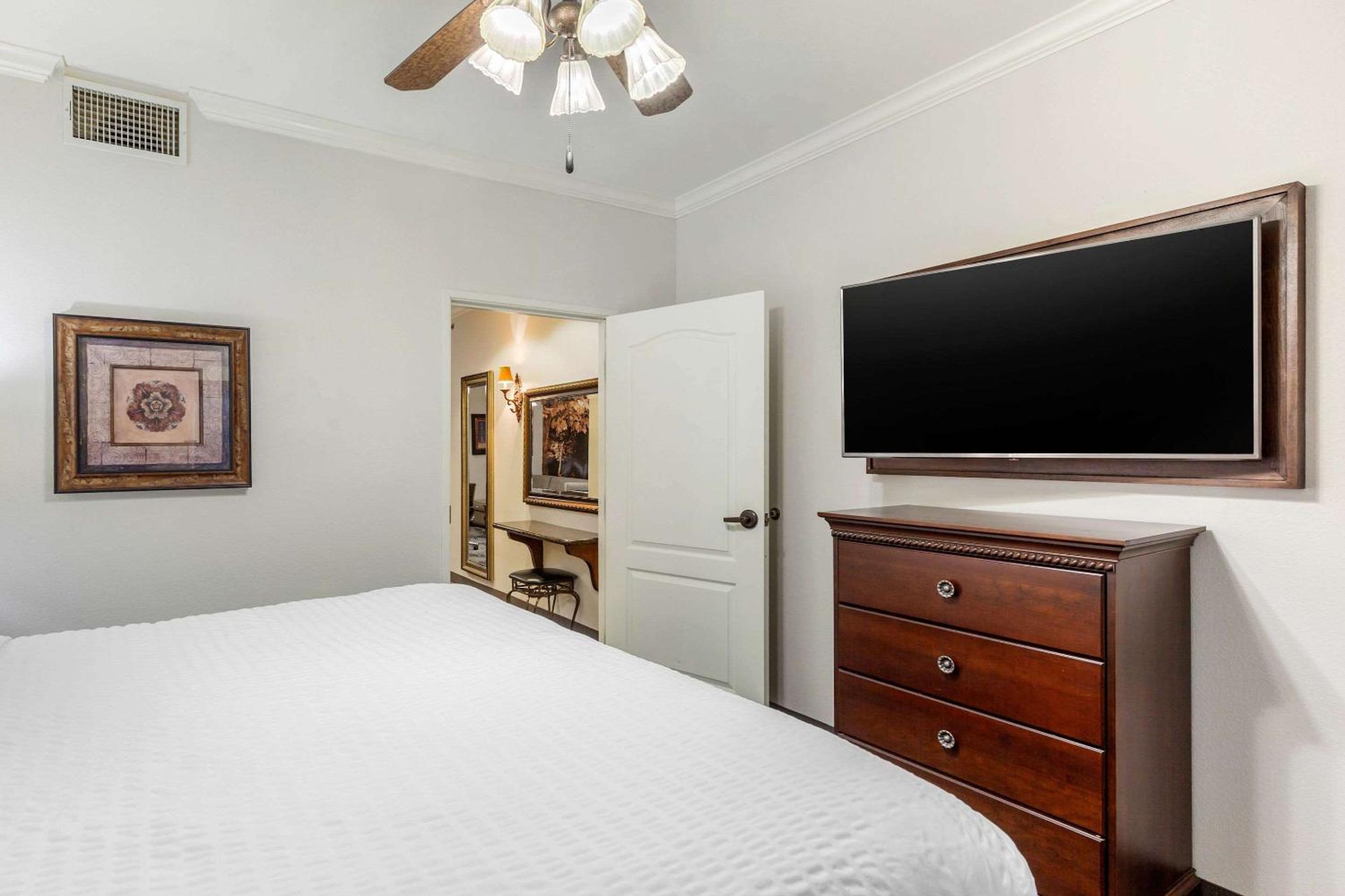 King Suite - Non-Smoking - Photo 12