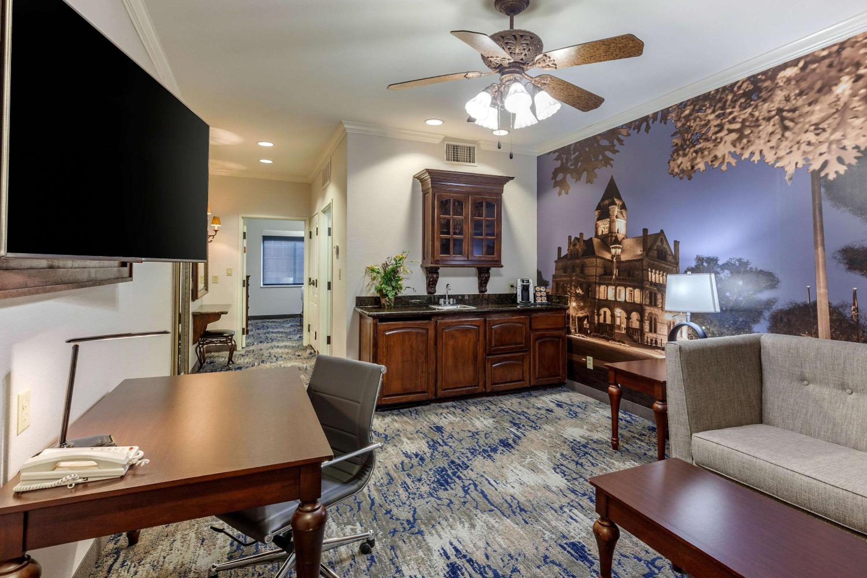 King Suite - Non-Smoking - Photo 11