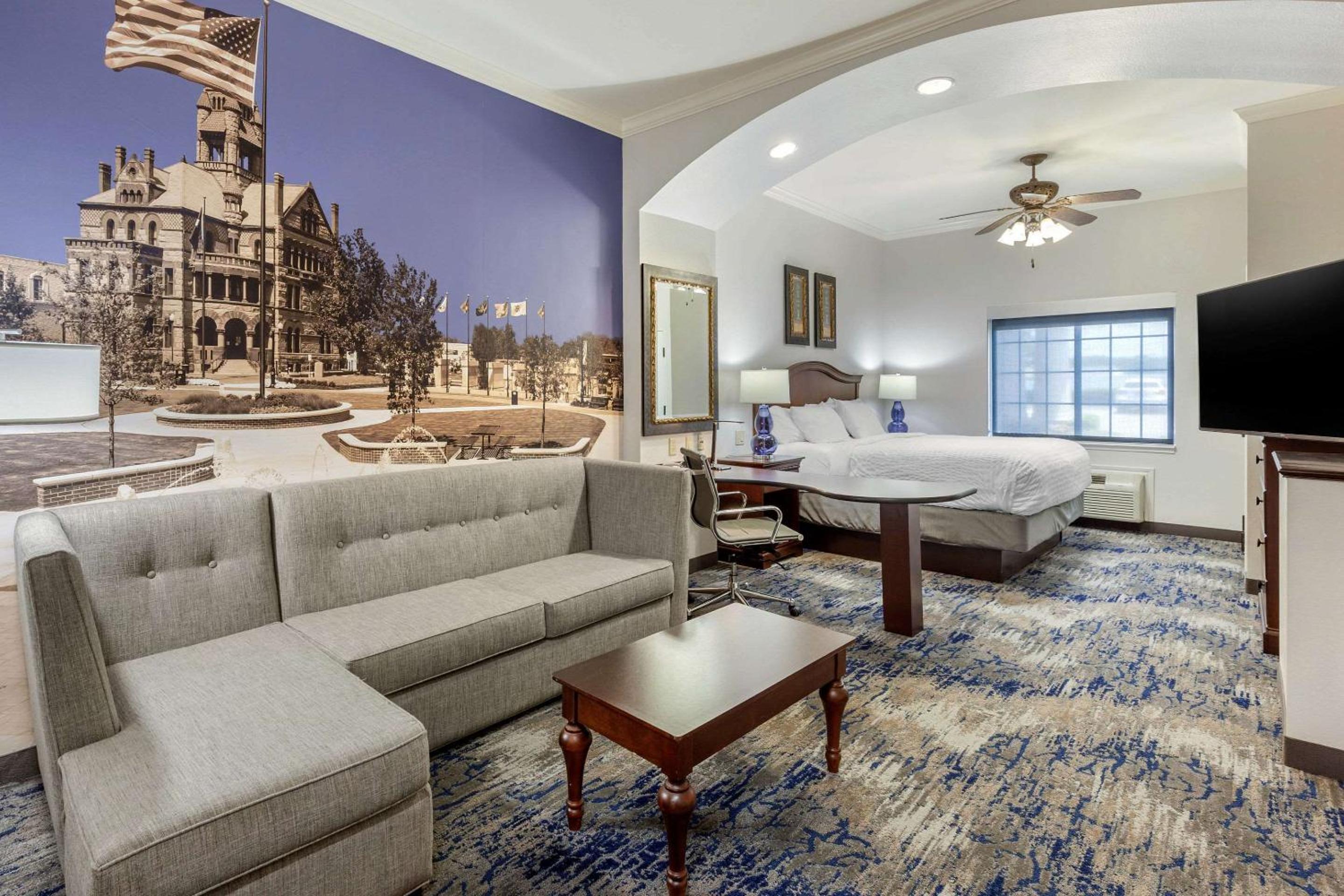King Suite - Non-Smoking - Photo 2