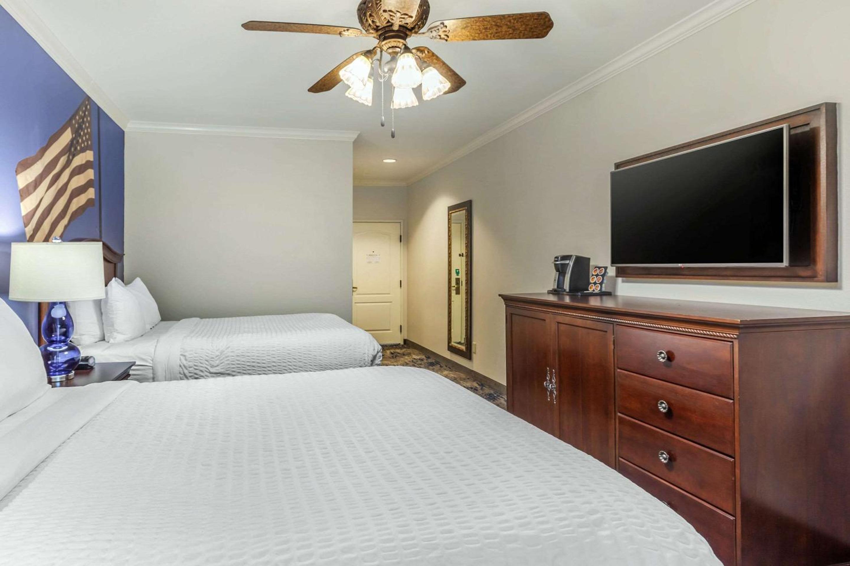 Queen Room with Two Queen Beds - Non-Smoking - Photo 7